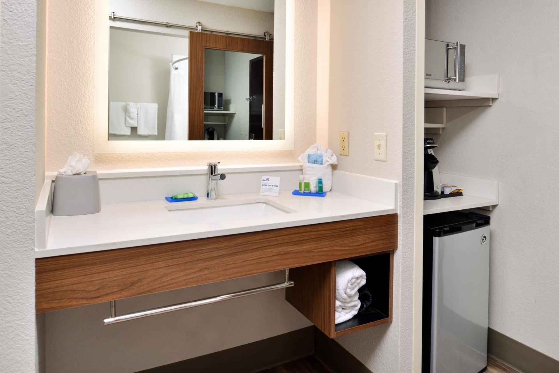 Holiday Inn Express Hotel & Suites North Kansas City by IHG photo 22