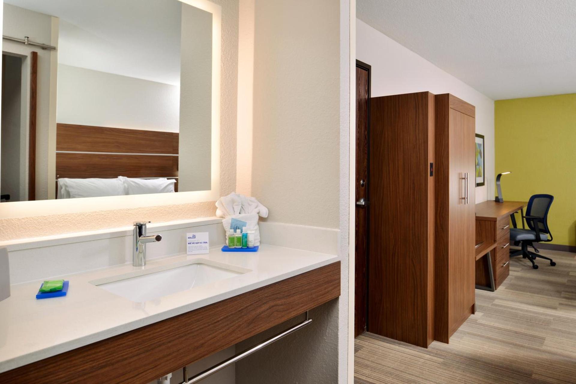 Holiday Inn Express Hotel & Suites North Kansas City by IHG photo 26