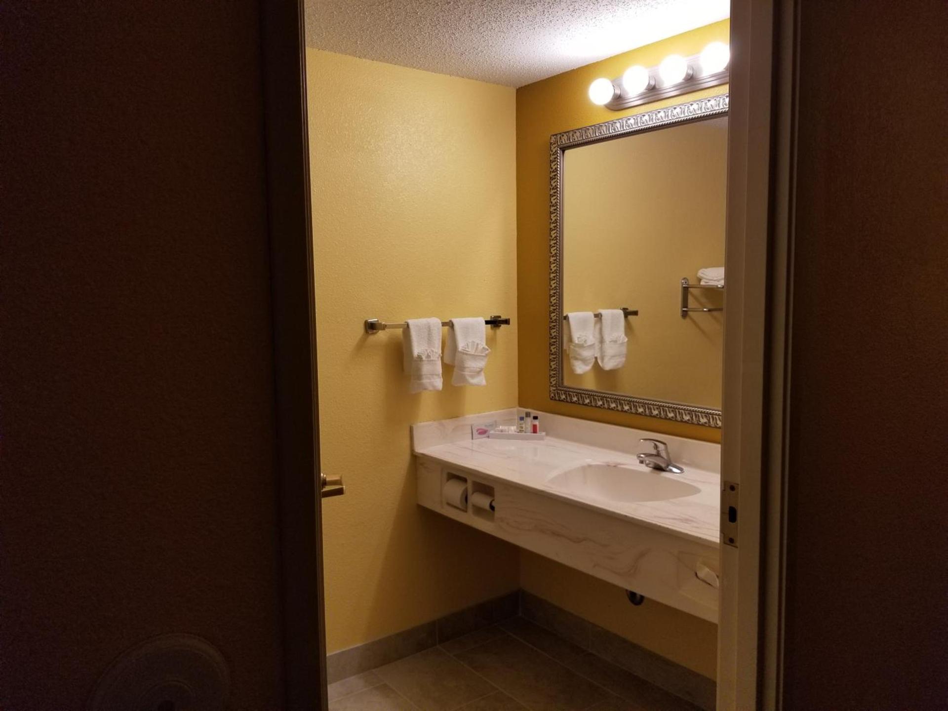 Comstock Inn & Conference Center photo 6