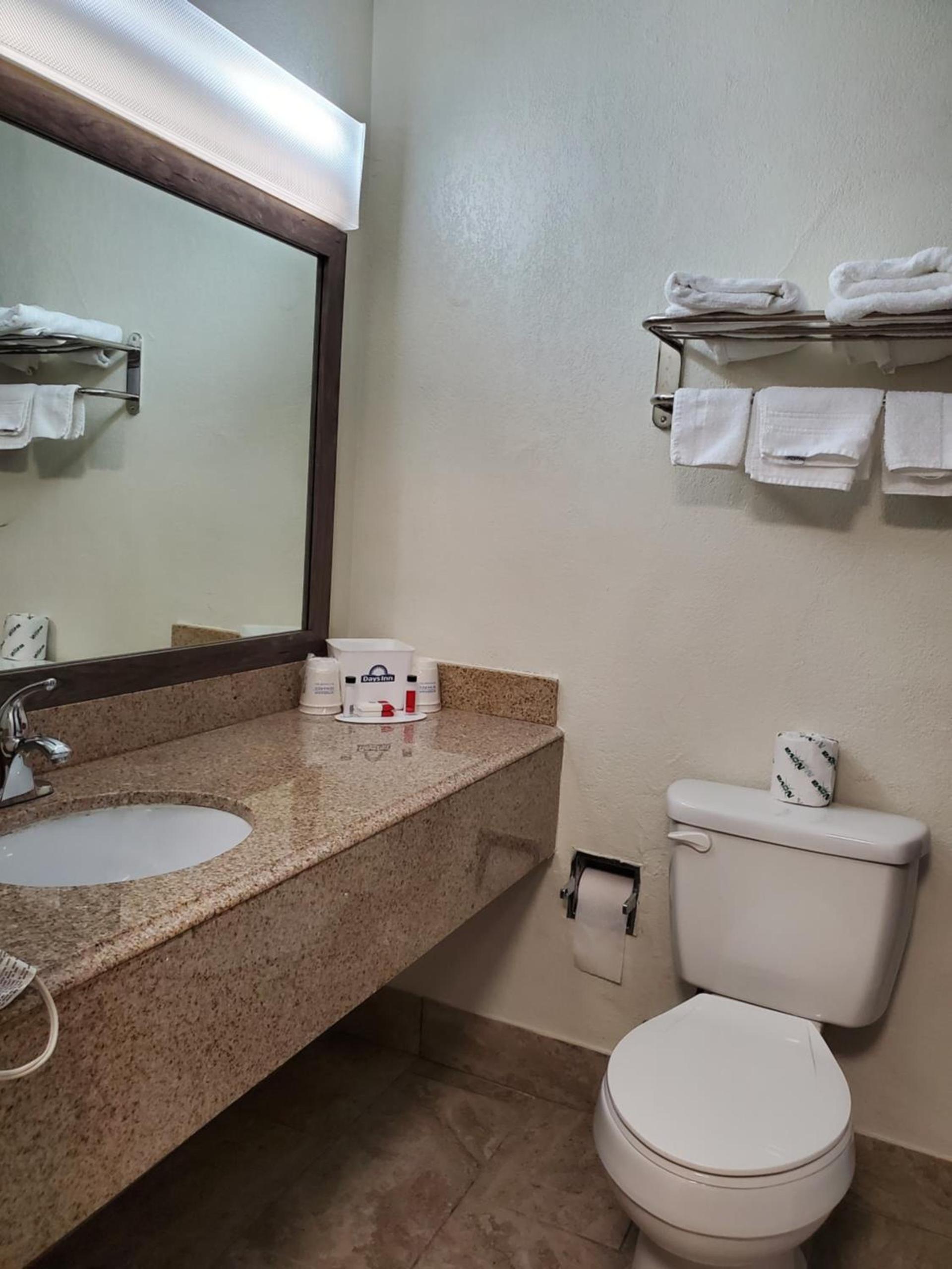 Days Inn by Wyndham Lawton photo 15