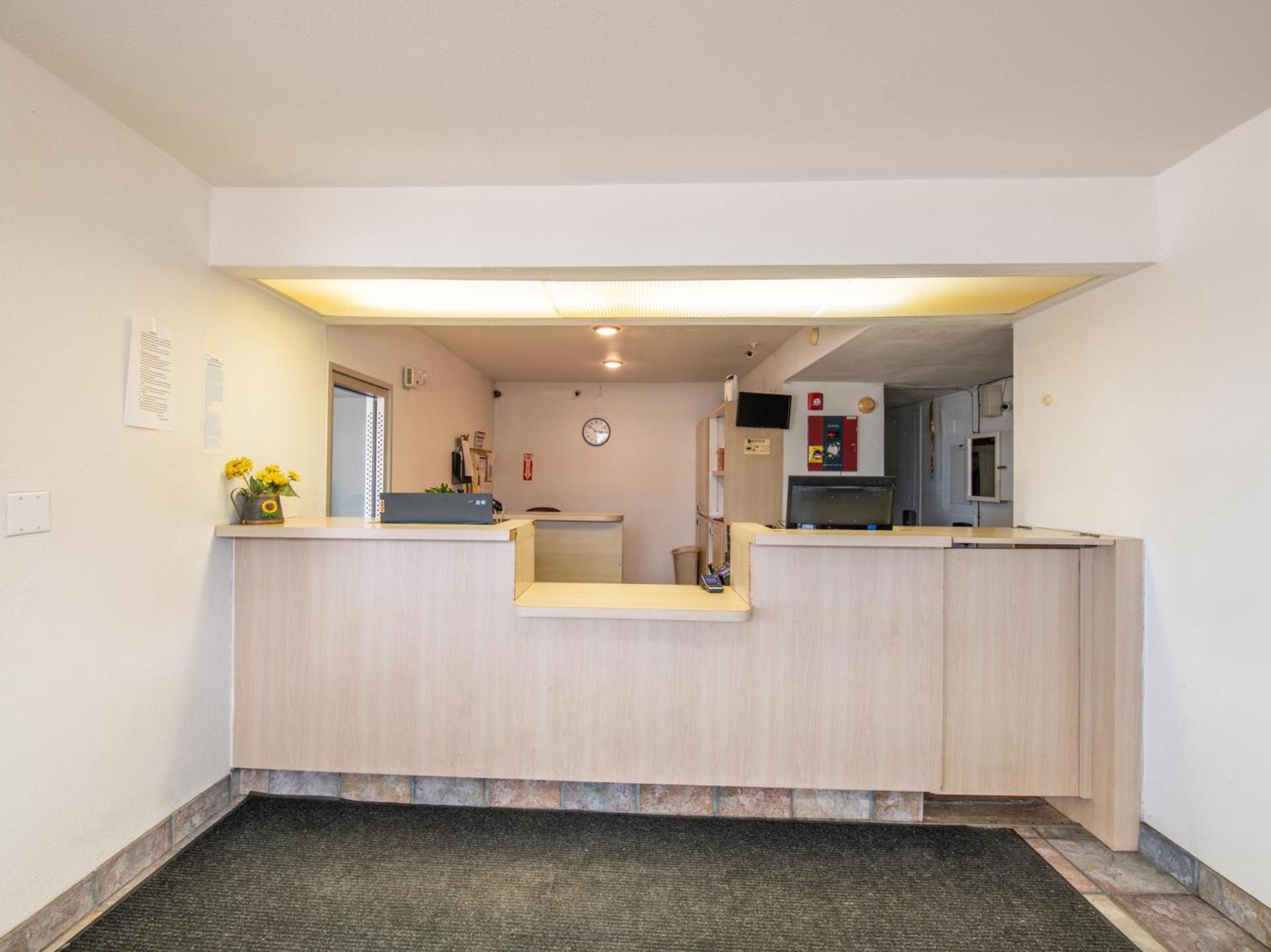 Regency Inn Tulsa photo 7