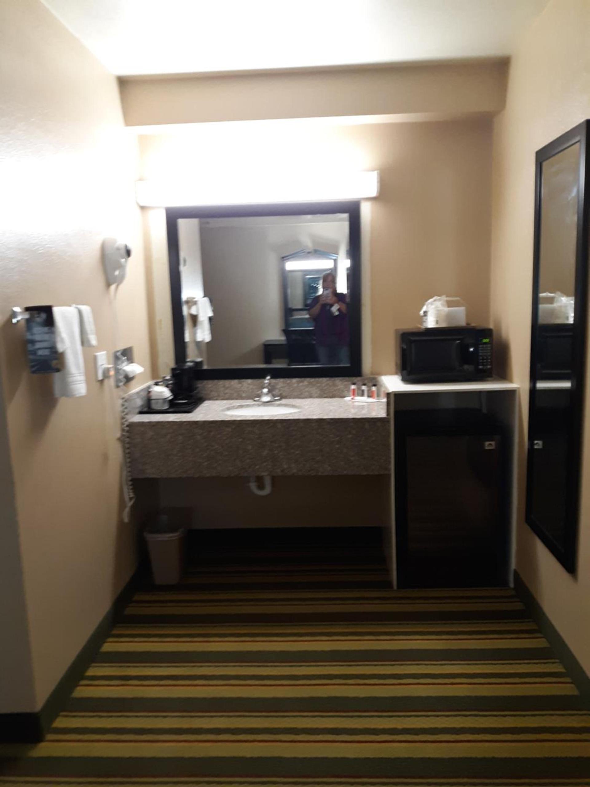 Super 8 by Wyndham Mound City photo 21