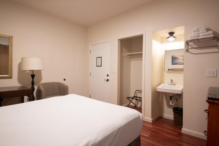 Anchor Pointe Inn photo 16
