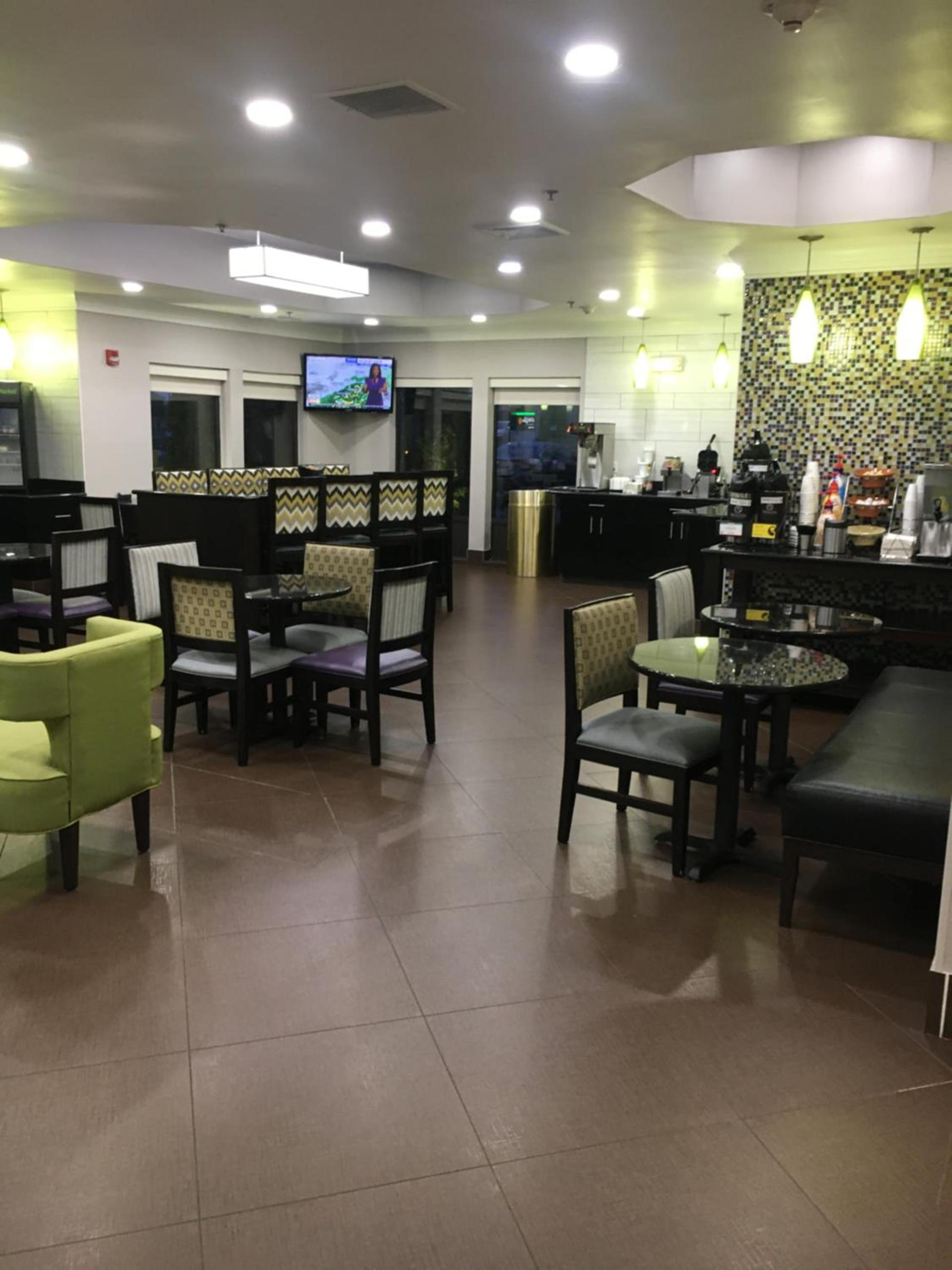 La Quinta Inn & Suites by Wyndham Louisville East photo 41