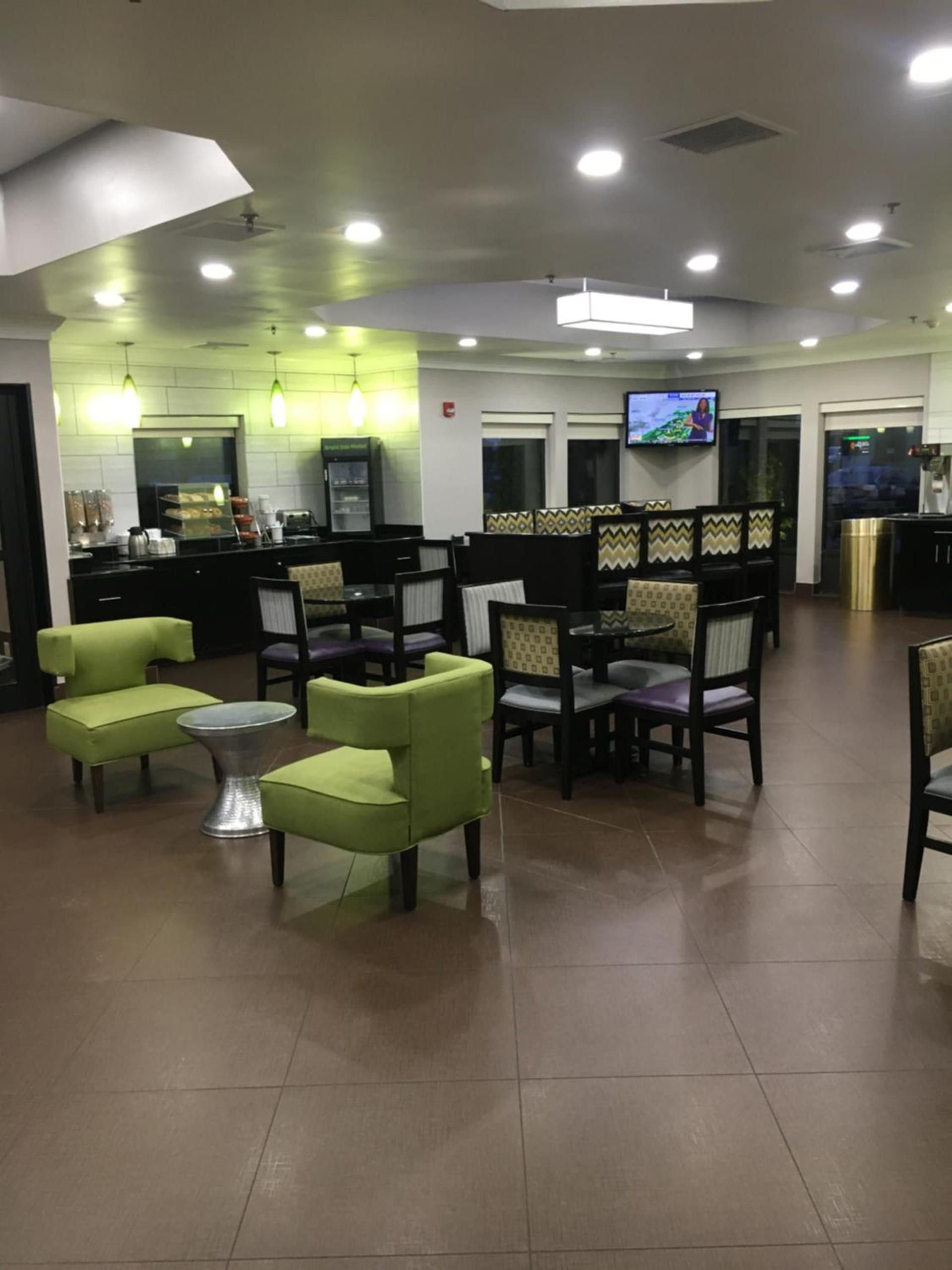 La Quinta Inn & Suites by Wyndham Louisville East photo 42