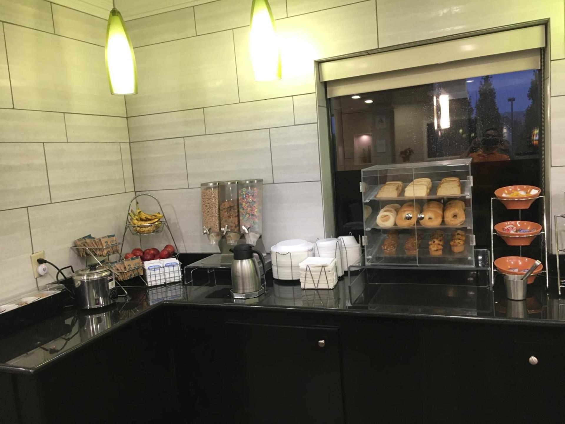 La Quinta Inn & Suites by Wyndham Louisville East photo 46