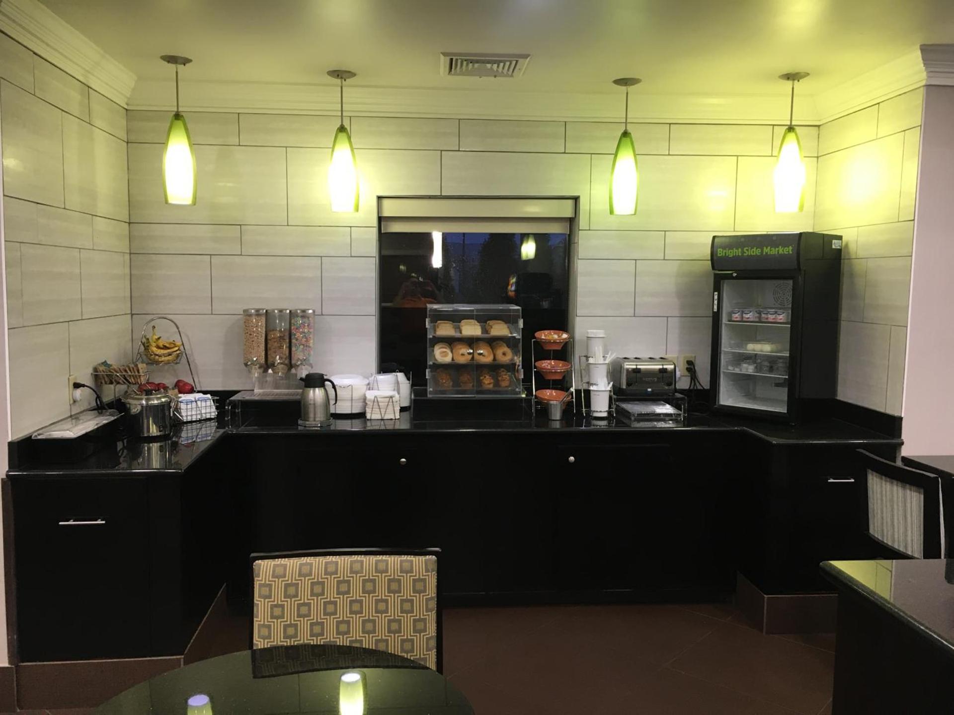 La Quinta Inn & Suites by Wyndham Louisville East photo 50