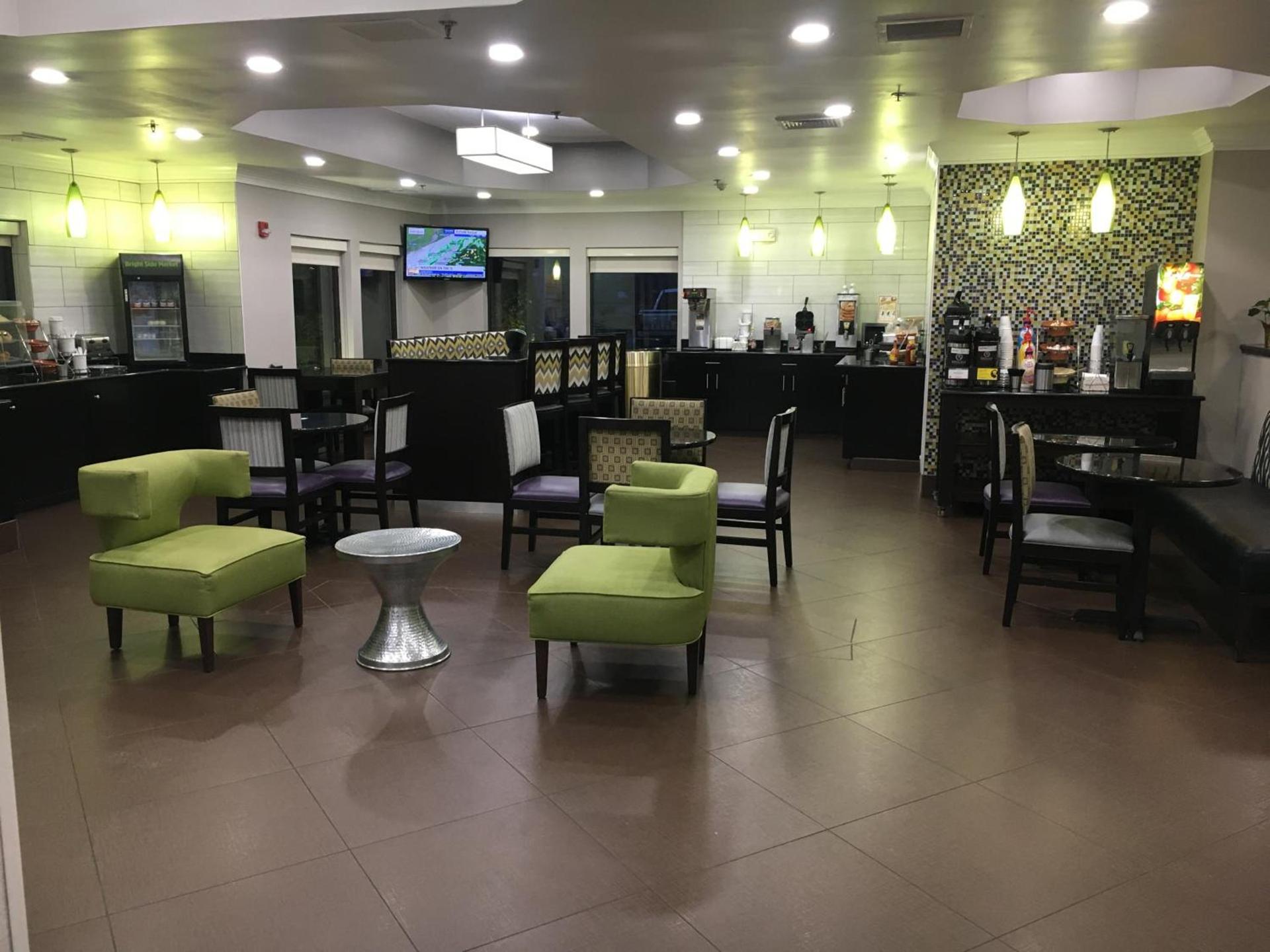 La Quinta Inn & Suites by Wyndham Louisville East photo 52