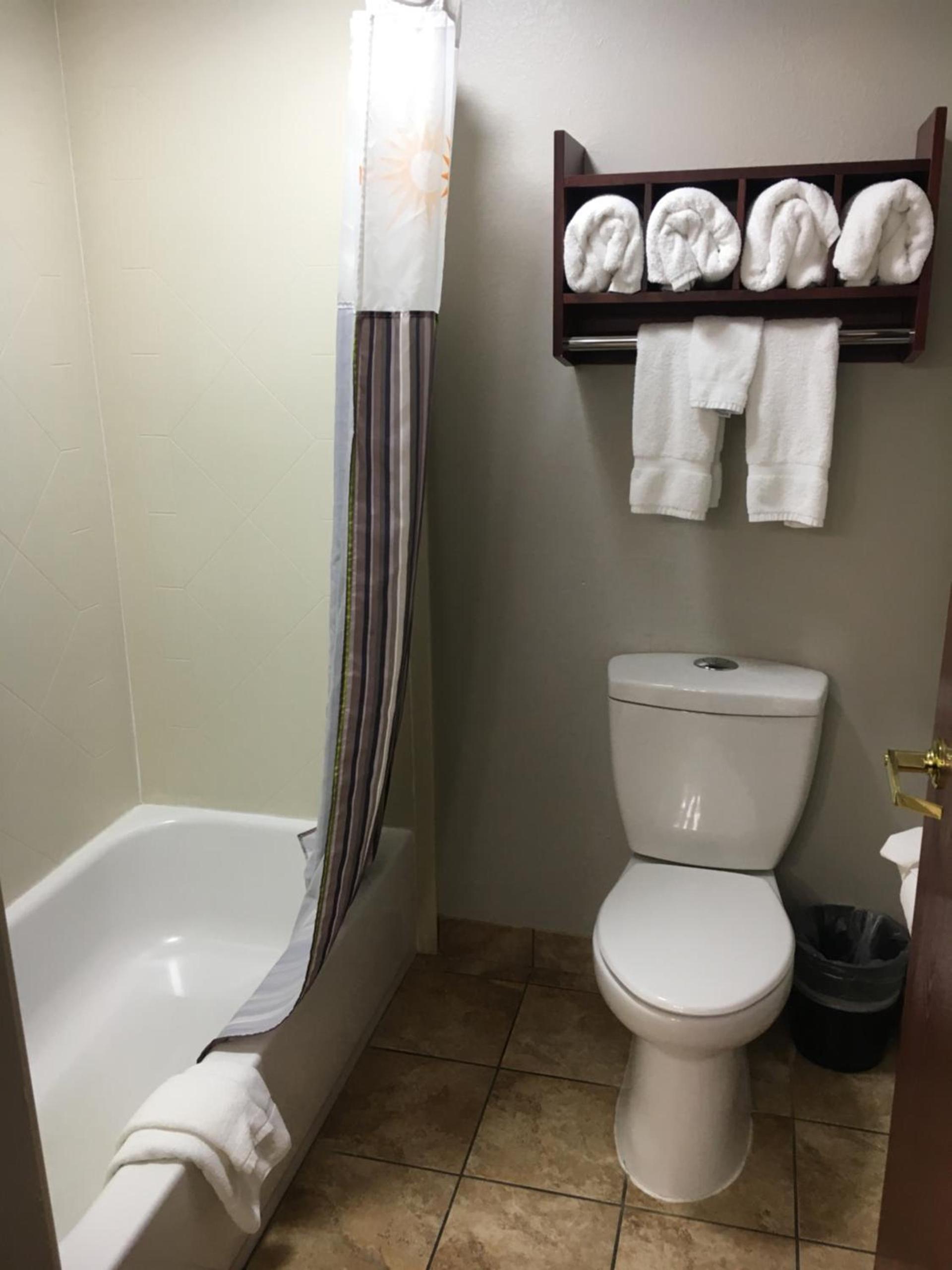 La Quinta Inn & Suites by Wyndham Louisville East photo 5