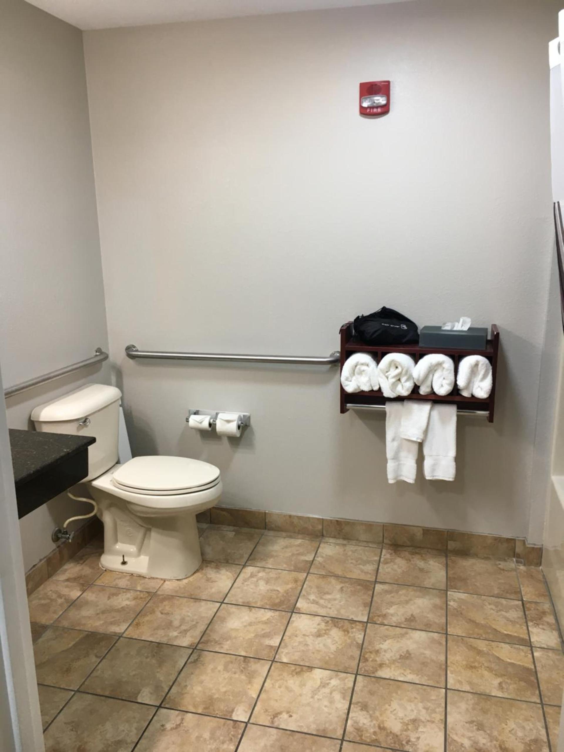La Quinta Inn & Suites by Wyndham Louisville East photo 4