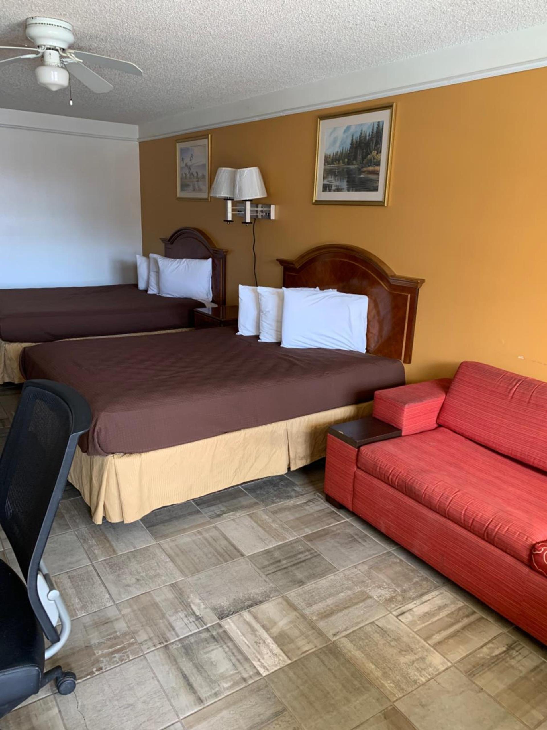 Deluxe Inn and Suites photo 18