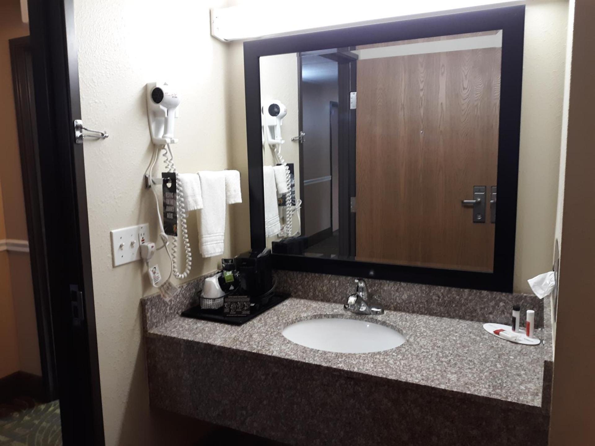 Super 8 by Wyndham Mound City photo 16