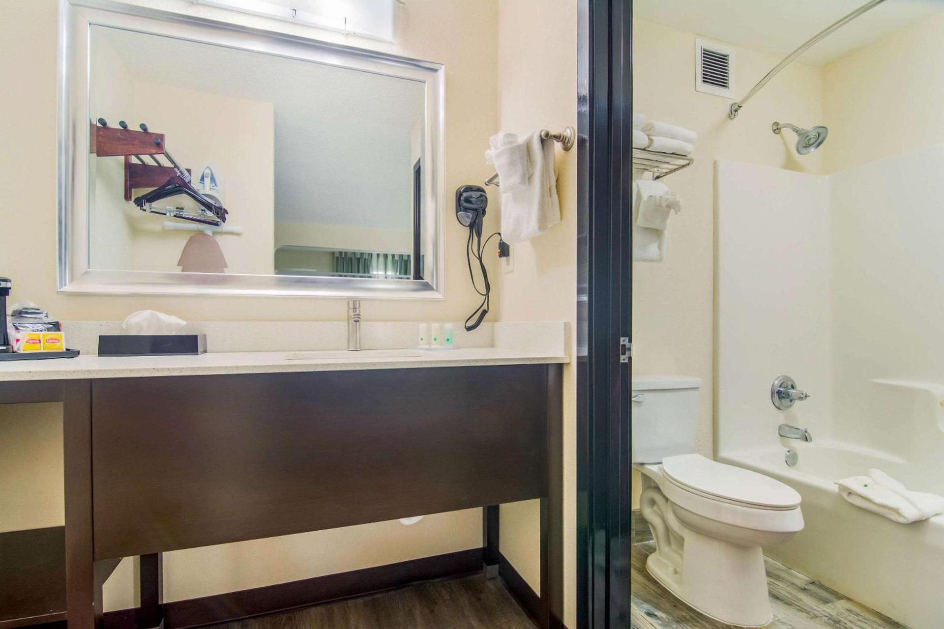 Quality Inn & Suites Lake City photo 26