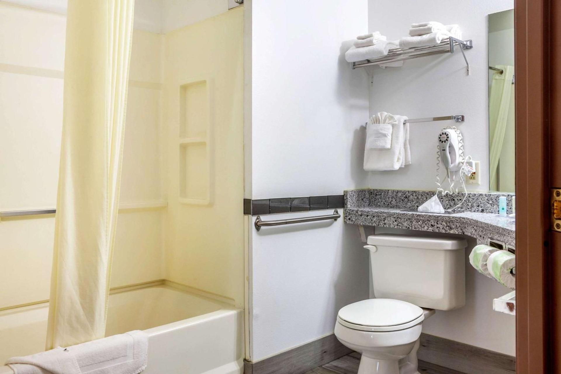 Quality Inn & Suites Prairie Du Chien photo 28
