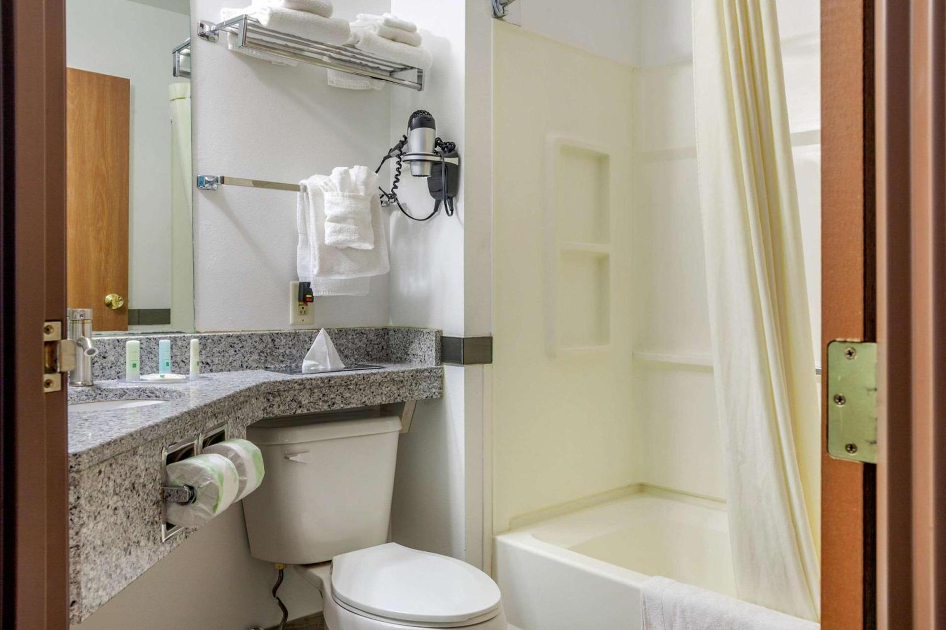 Quality Inn & Suites Prairie Du Chien photo 24