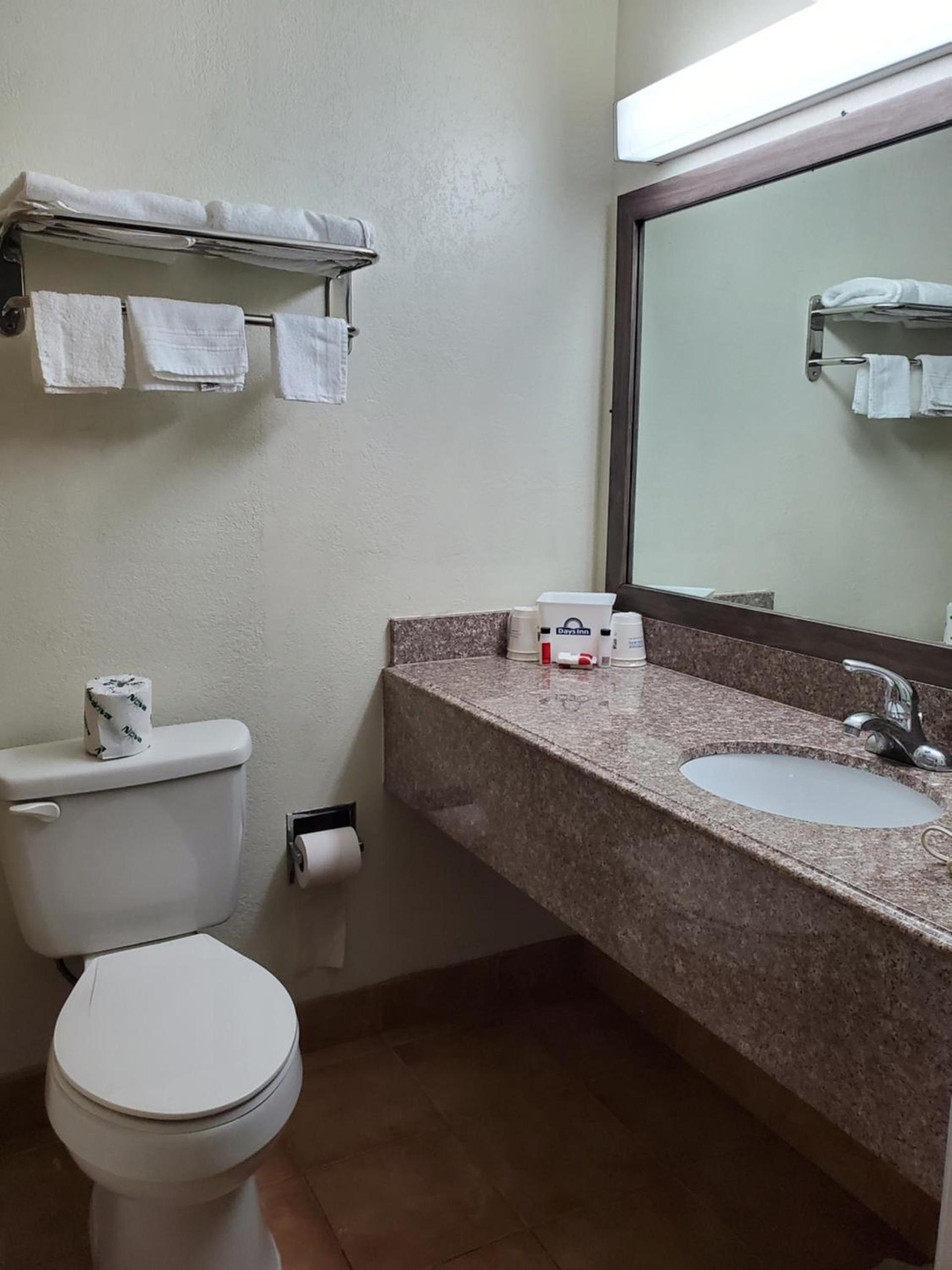 Days Inn by Wyndham Lawton photo 27