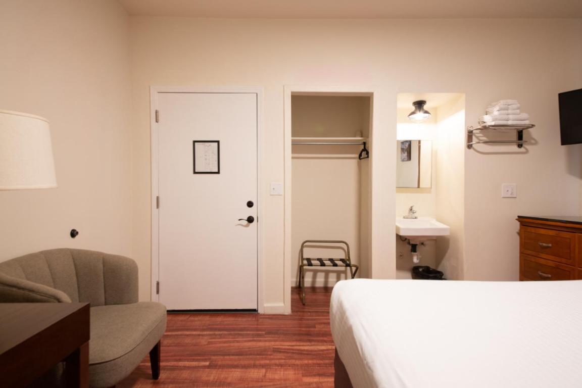 Anchor Pointe Inn photo 15