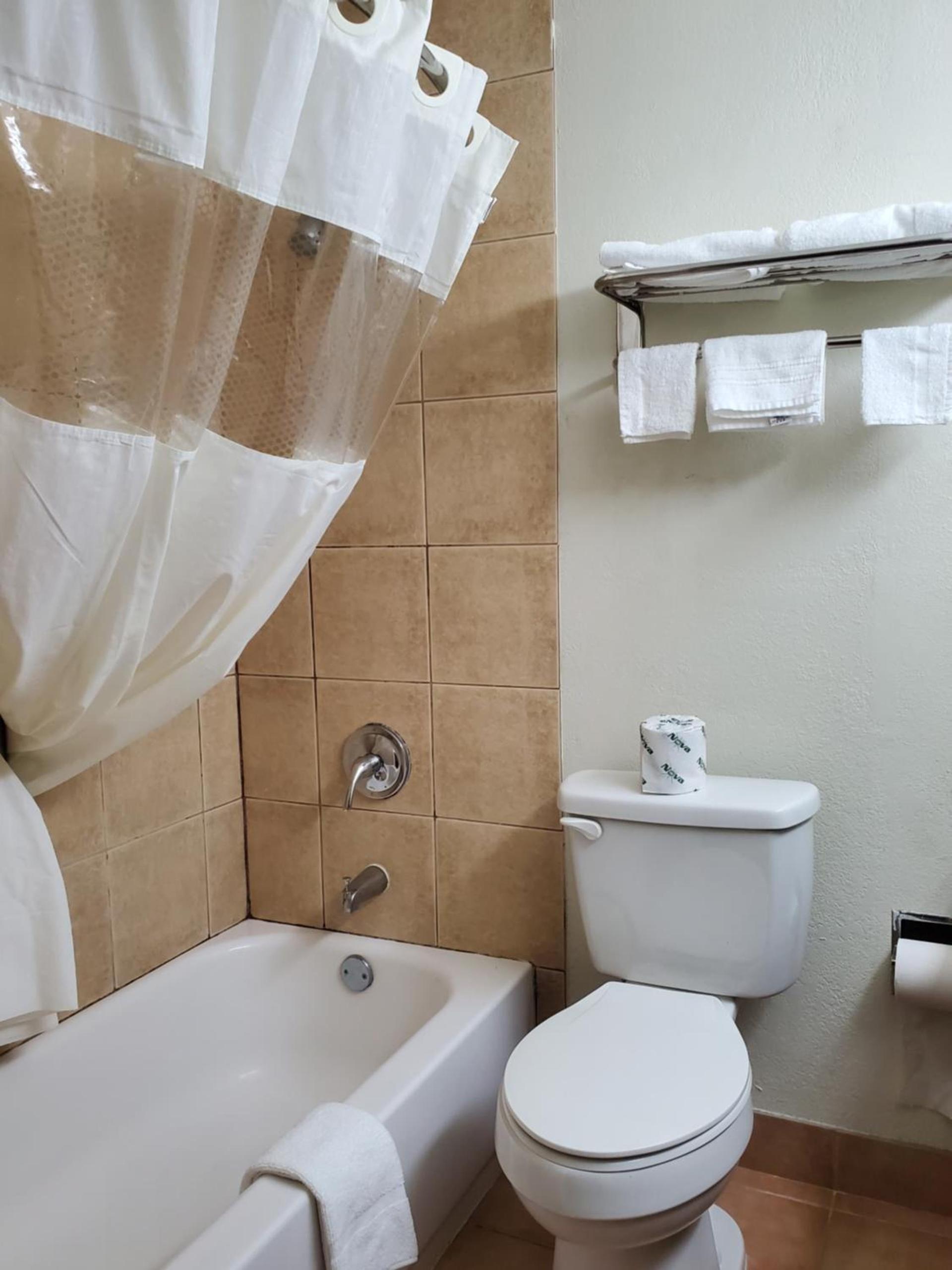 Days Inn by Wyndham Lawton photo 16