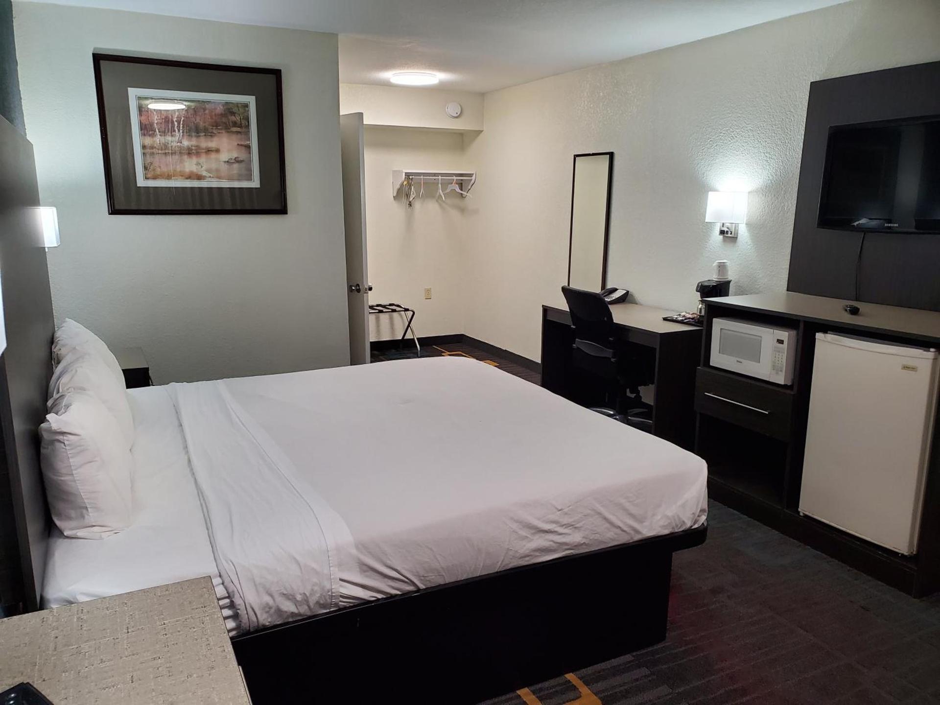 Days Inn by Wyndham Lawton photo 24