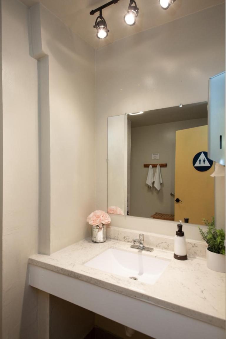 Anchor Pointe Inn photo 25