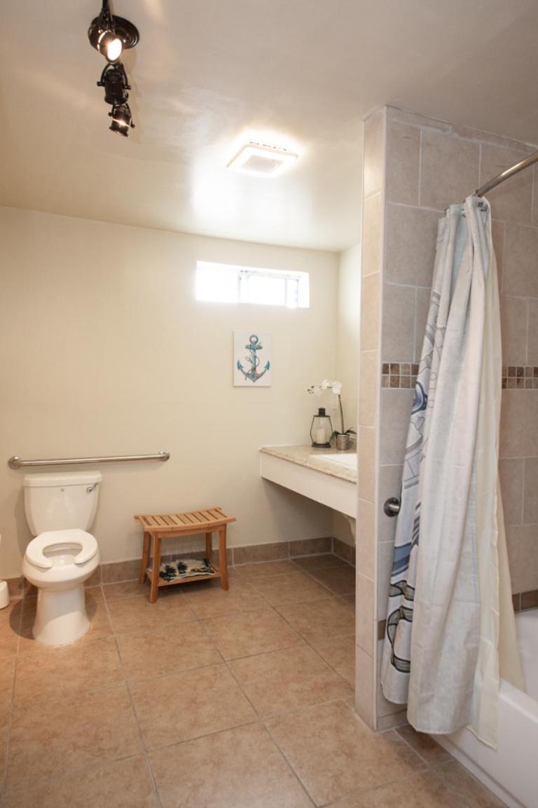 Anchor Pointe Inn photo 28
