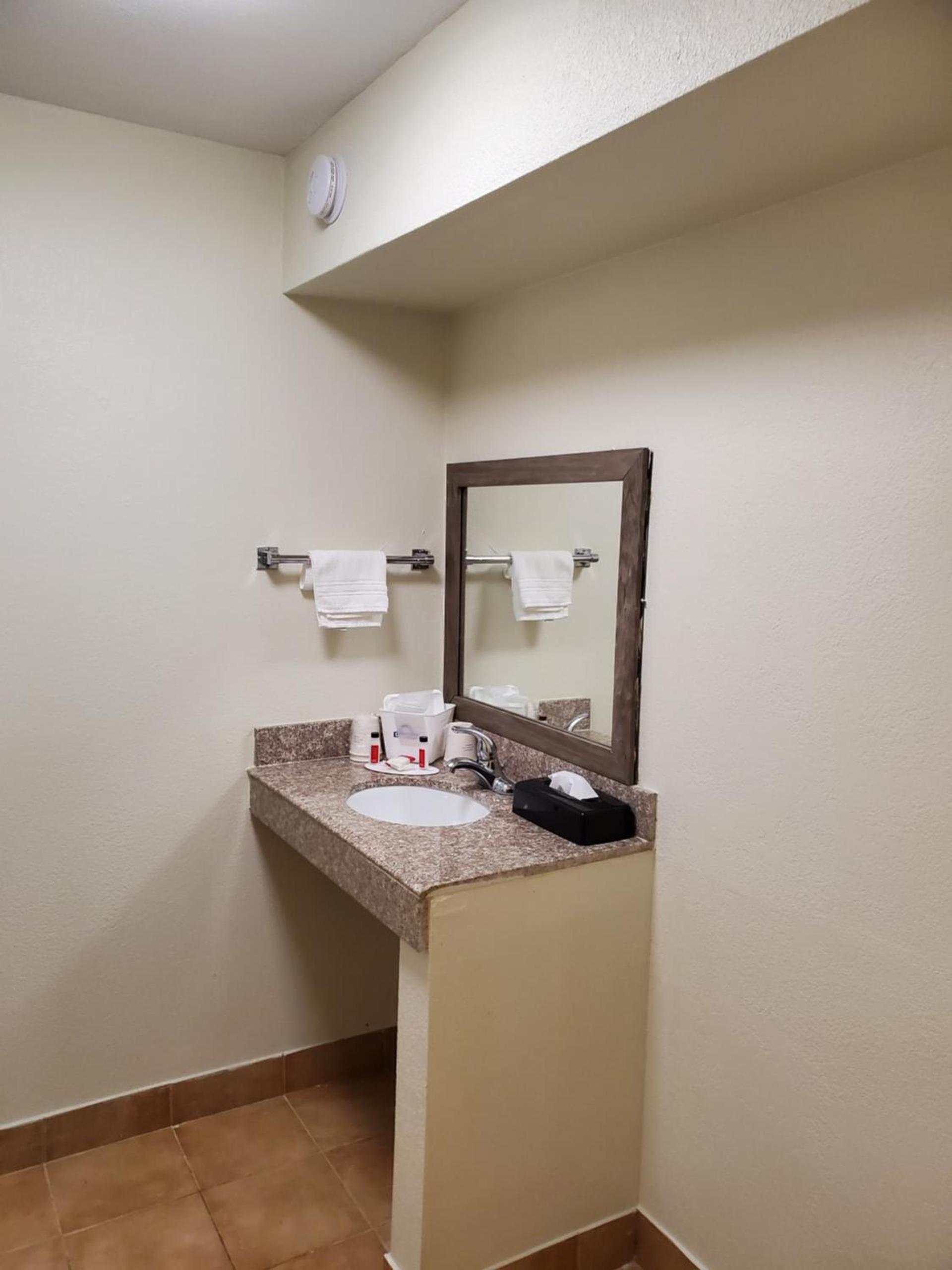 Days Inn by Wyndham Lawton photo 26