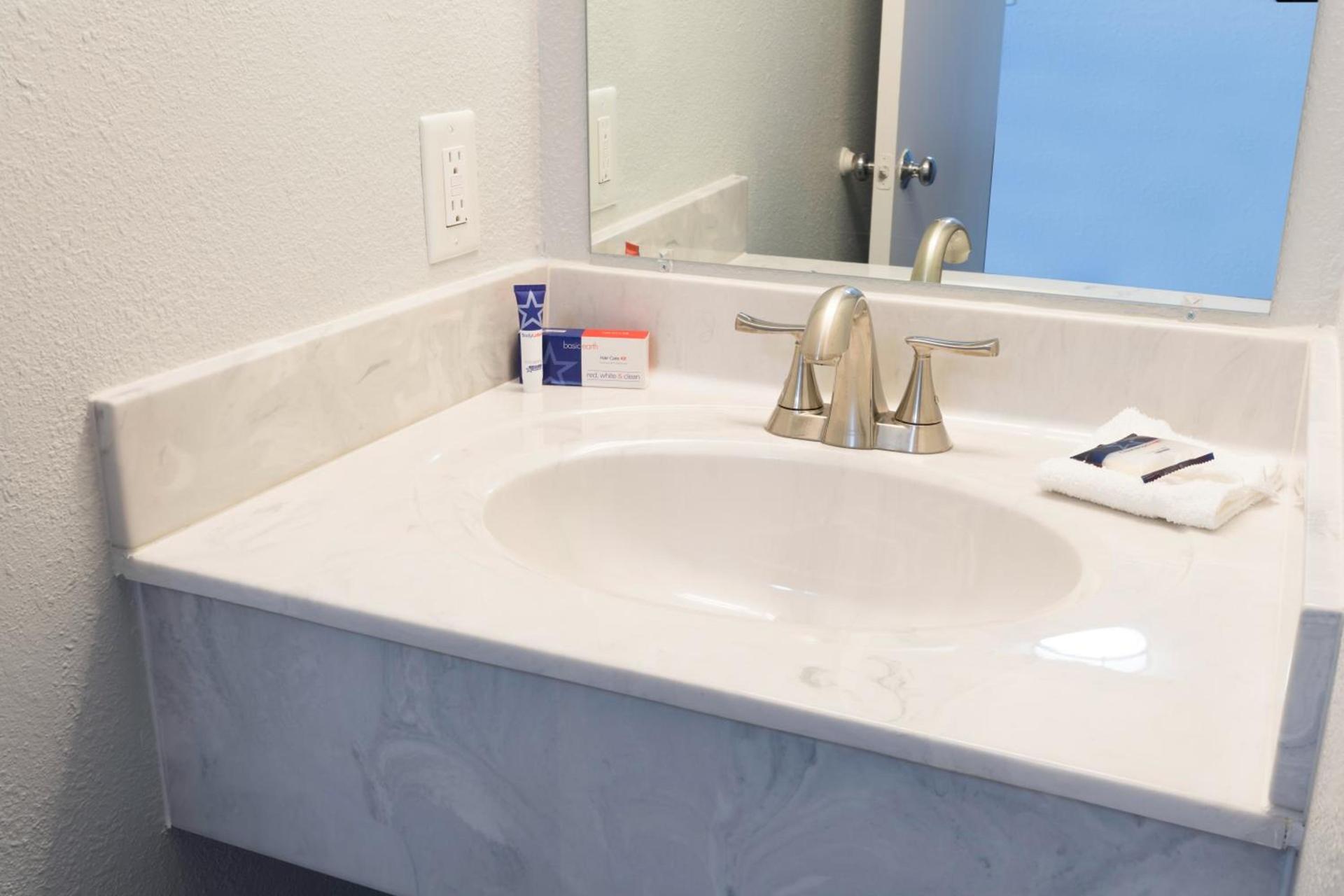 Americas Best Value Inn East Peoria photo 19