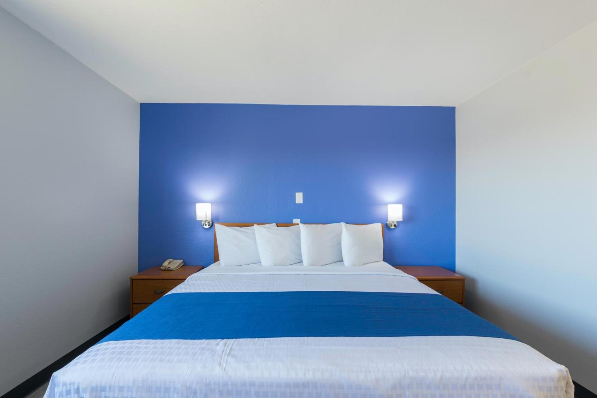 Americas Best Value Inn East Peoria photo 9