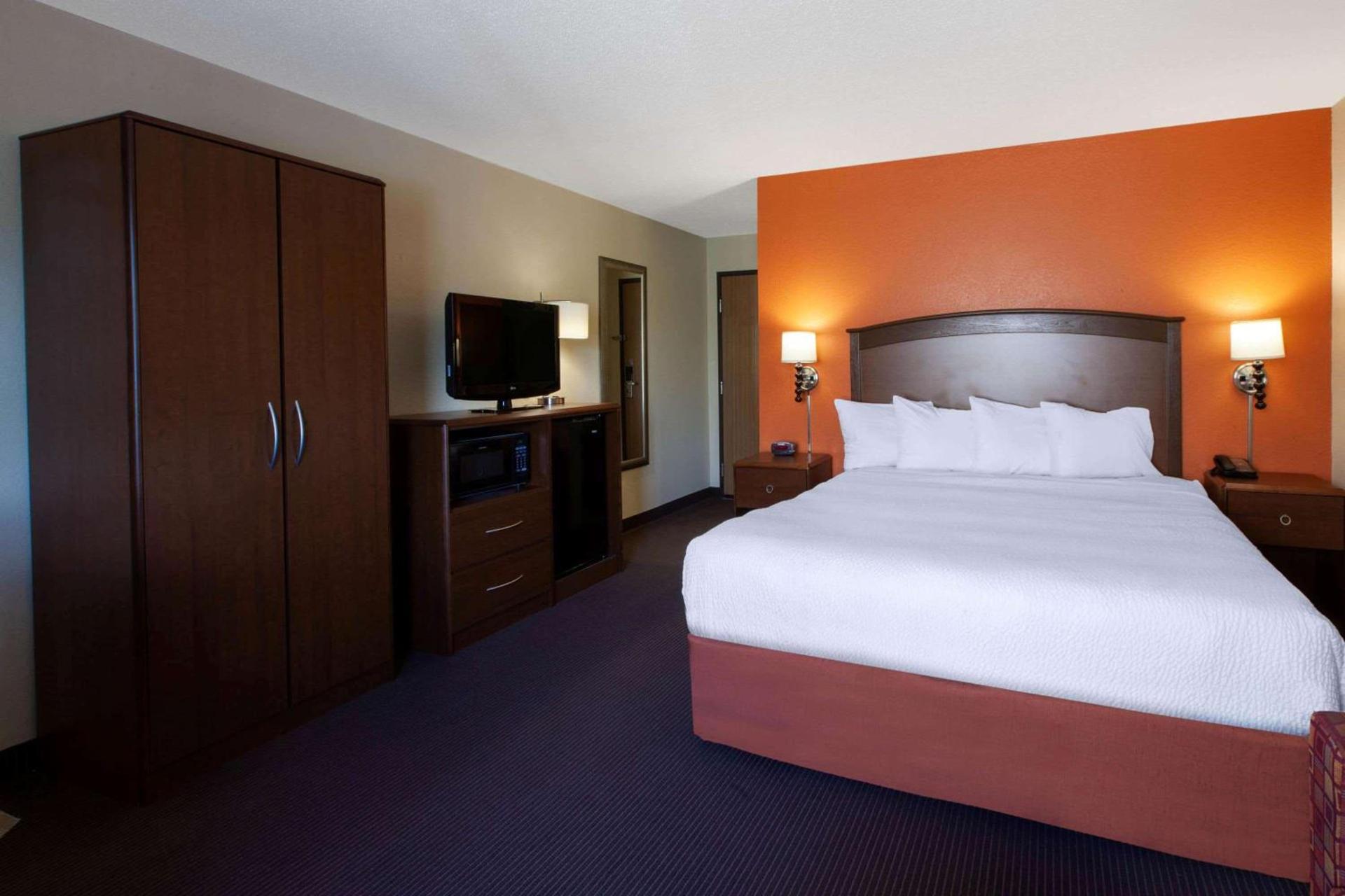 AmericInn by Wyndham Iron River photo 65