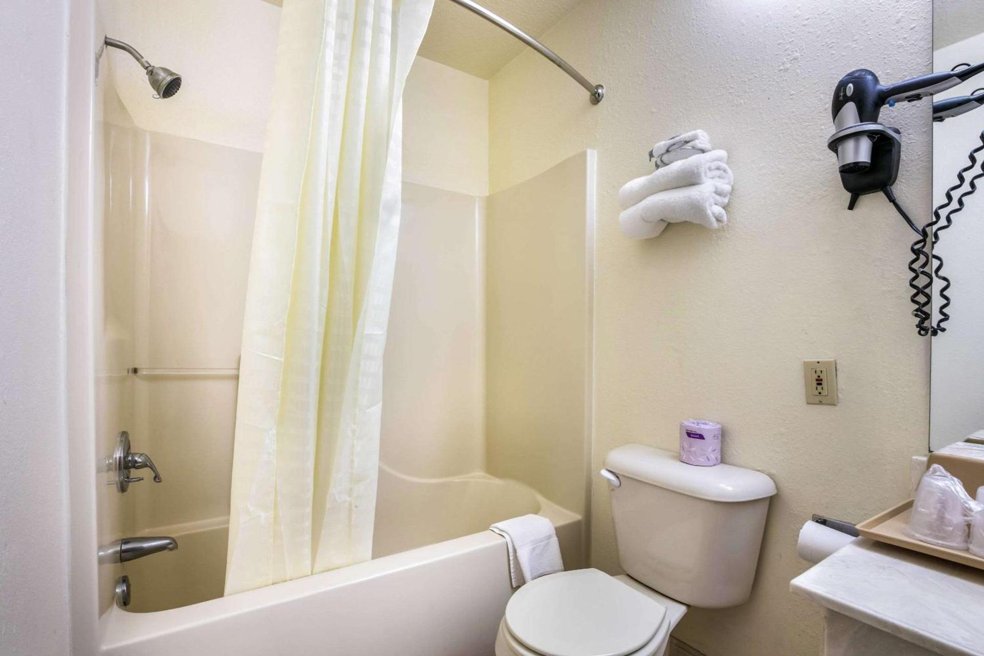 Econo Lodge & Suites Brinkley photo 16