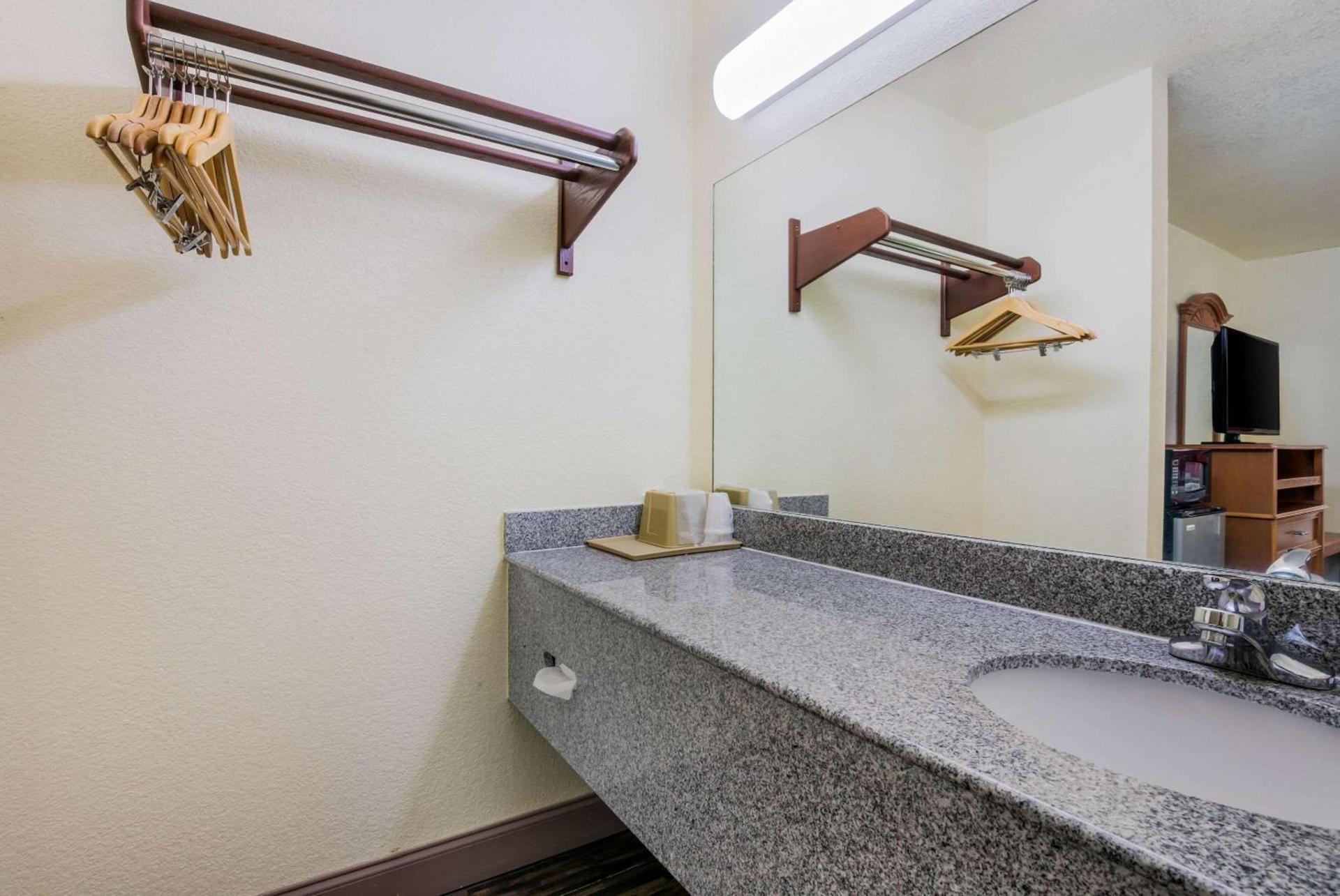 Econo Lodge & Suites Brinkley photo 18