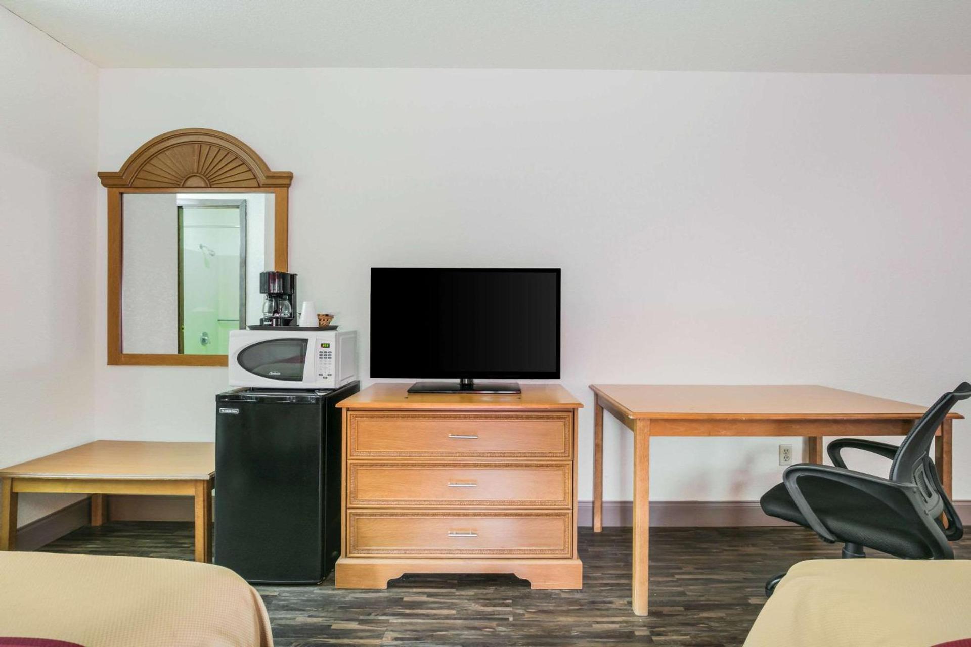Econo Lodge & Suites Brinkley photo 19