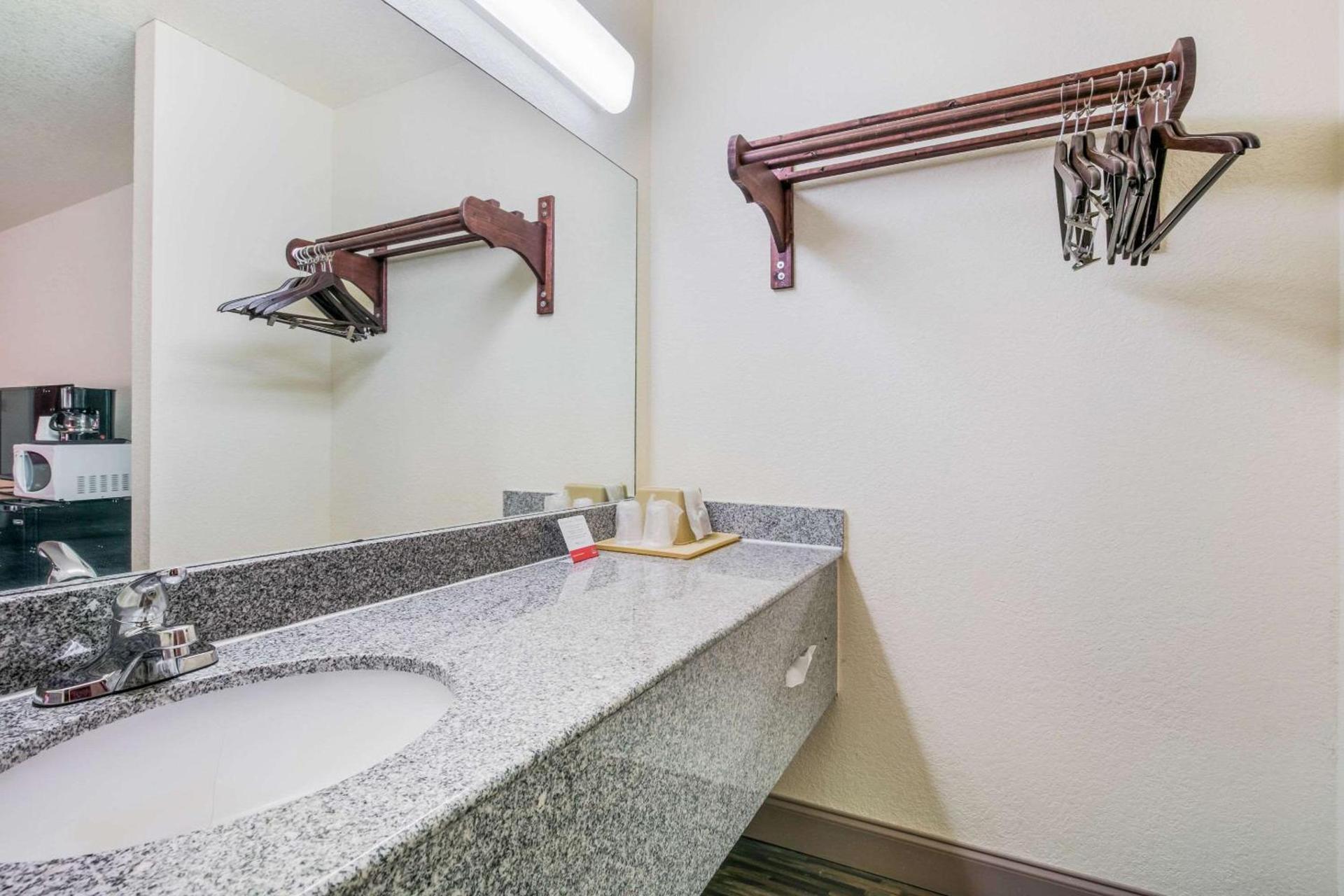 Econo Lodge & Suites Brinkley photo 26