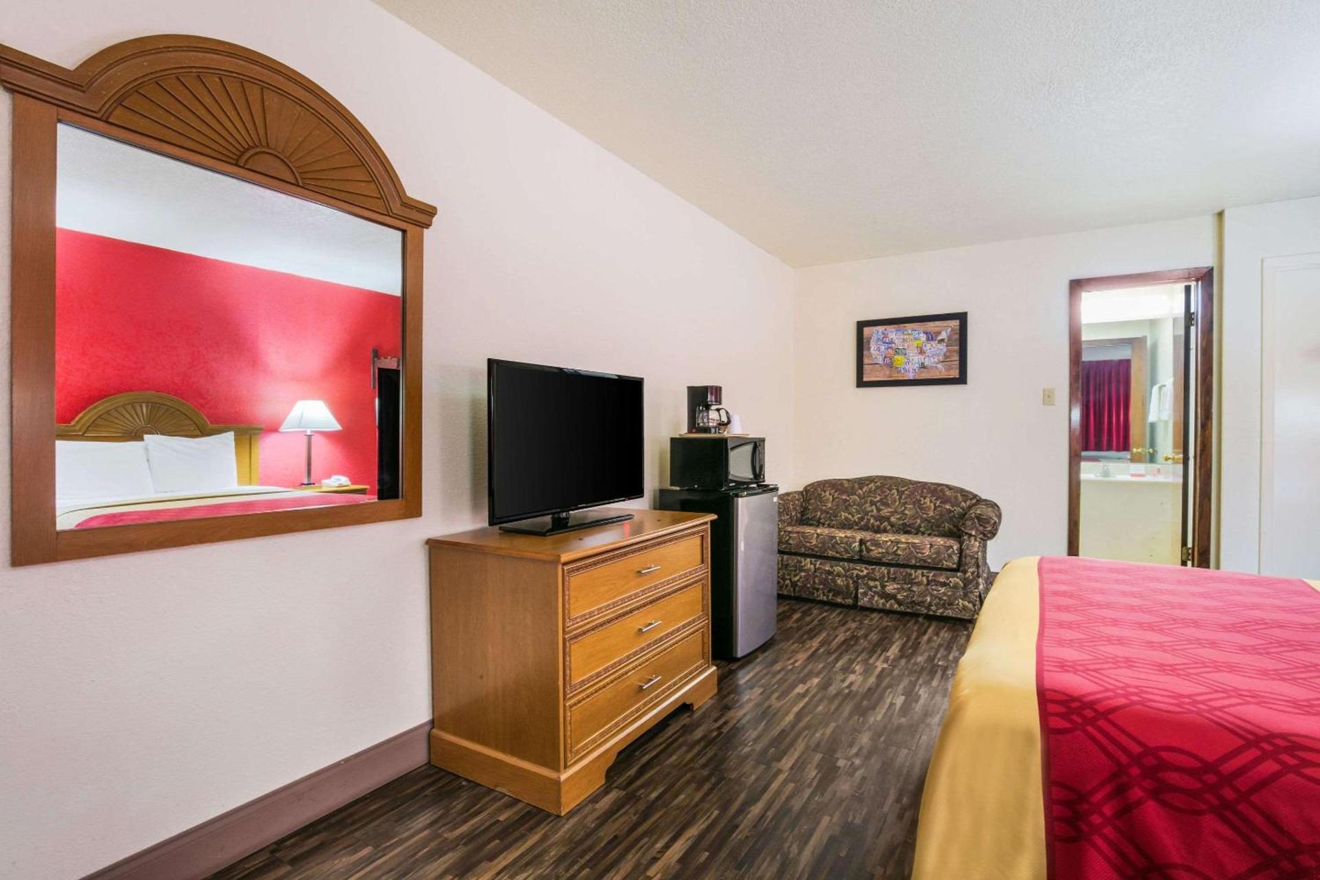 Econo Lodge & Suites Brinkley photo 35