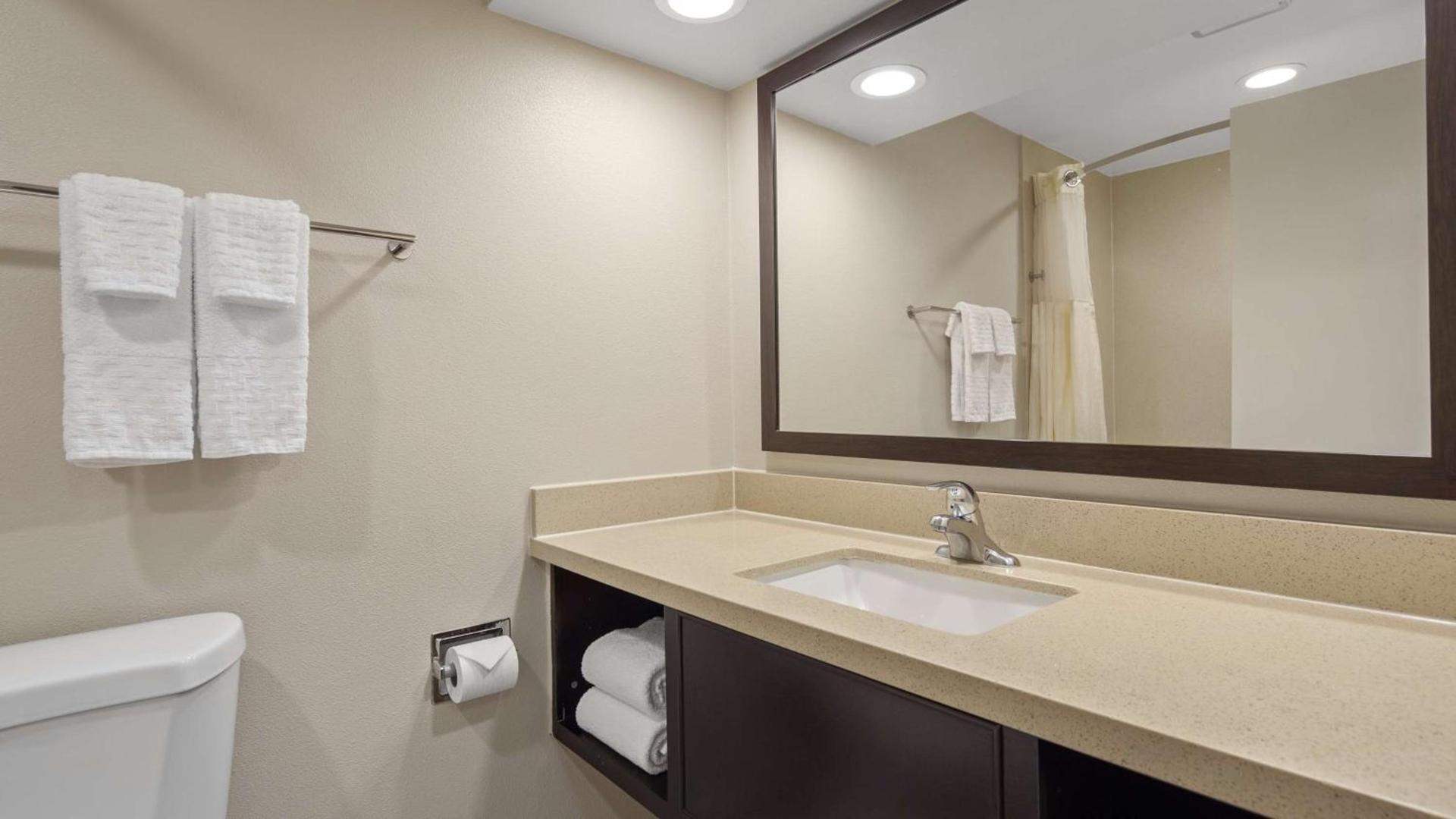 Best Western Pasadena Royale Inn & Suites photo 24