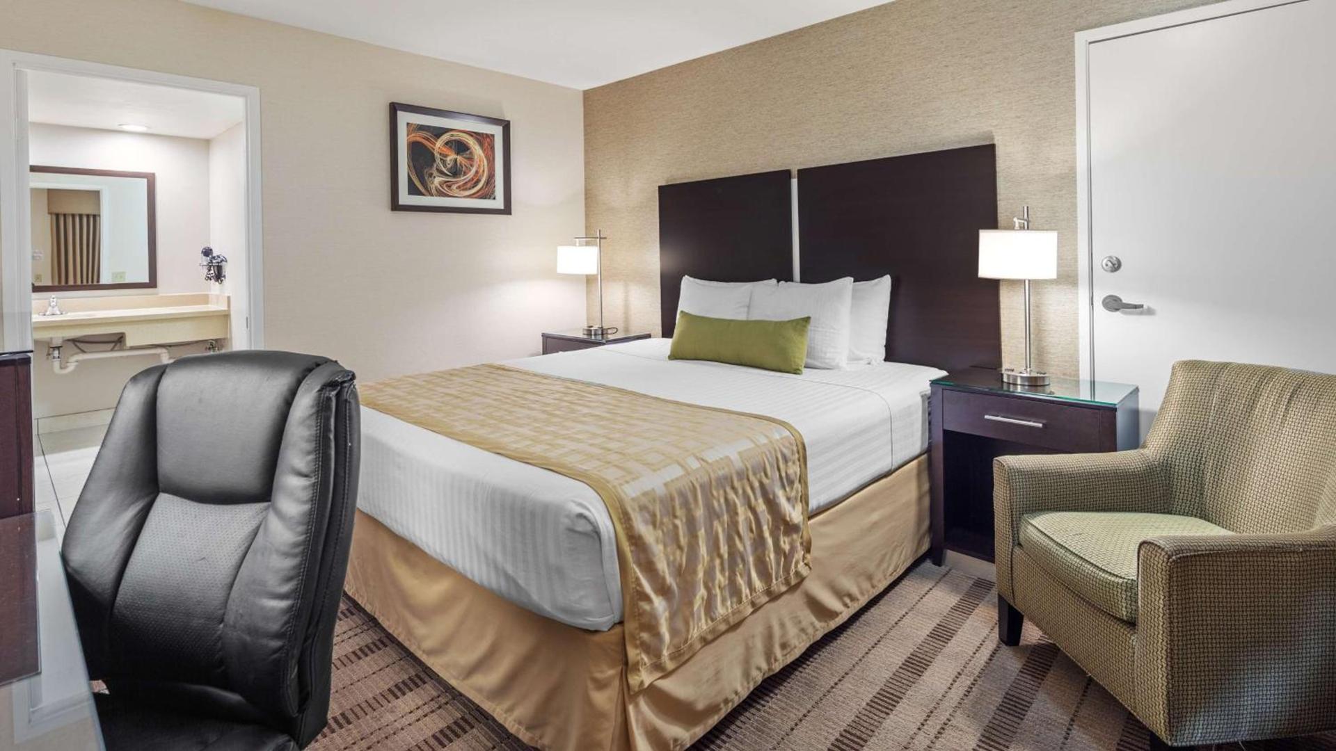 Best Western Pasadena Royale Inn & Suites photo 16