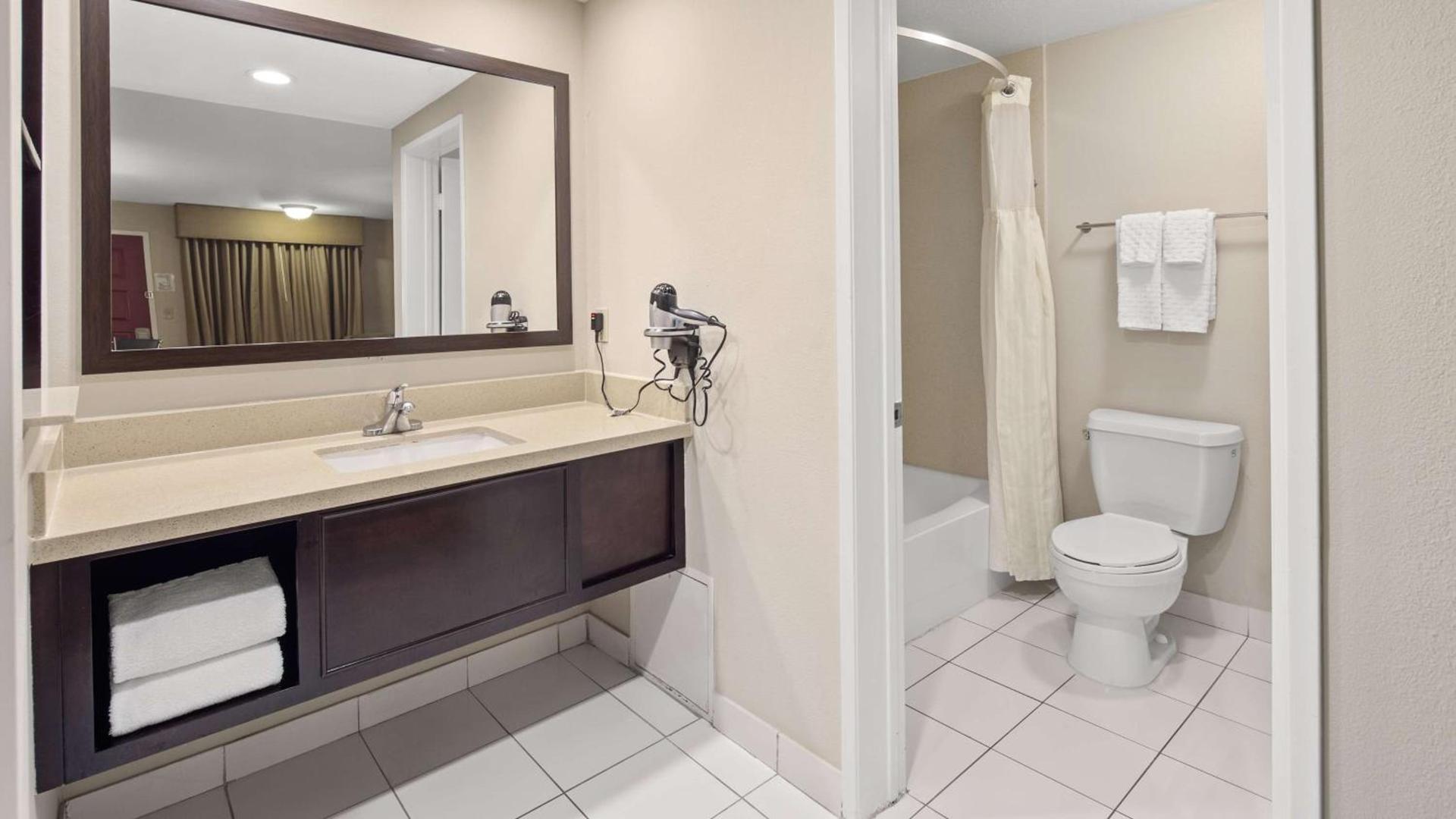 Best Western Pasadena Royale Inn & Suites photo 23