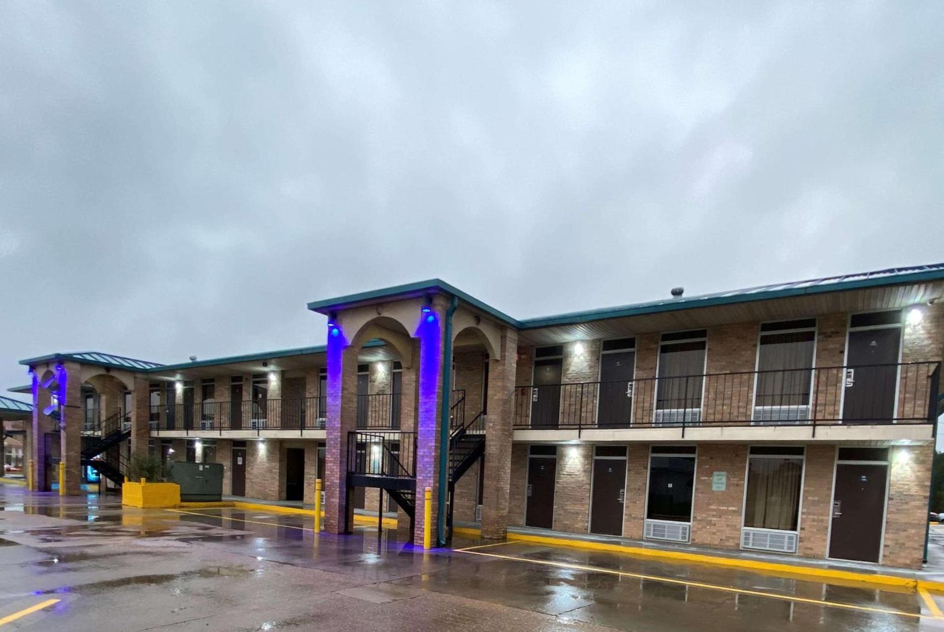 Days Inn by Wyndham Forest photo 19