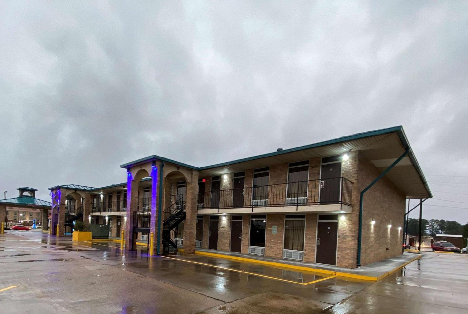 Days Inn by Wyndham Forest photo 16