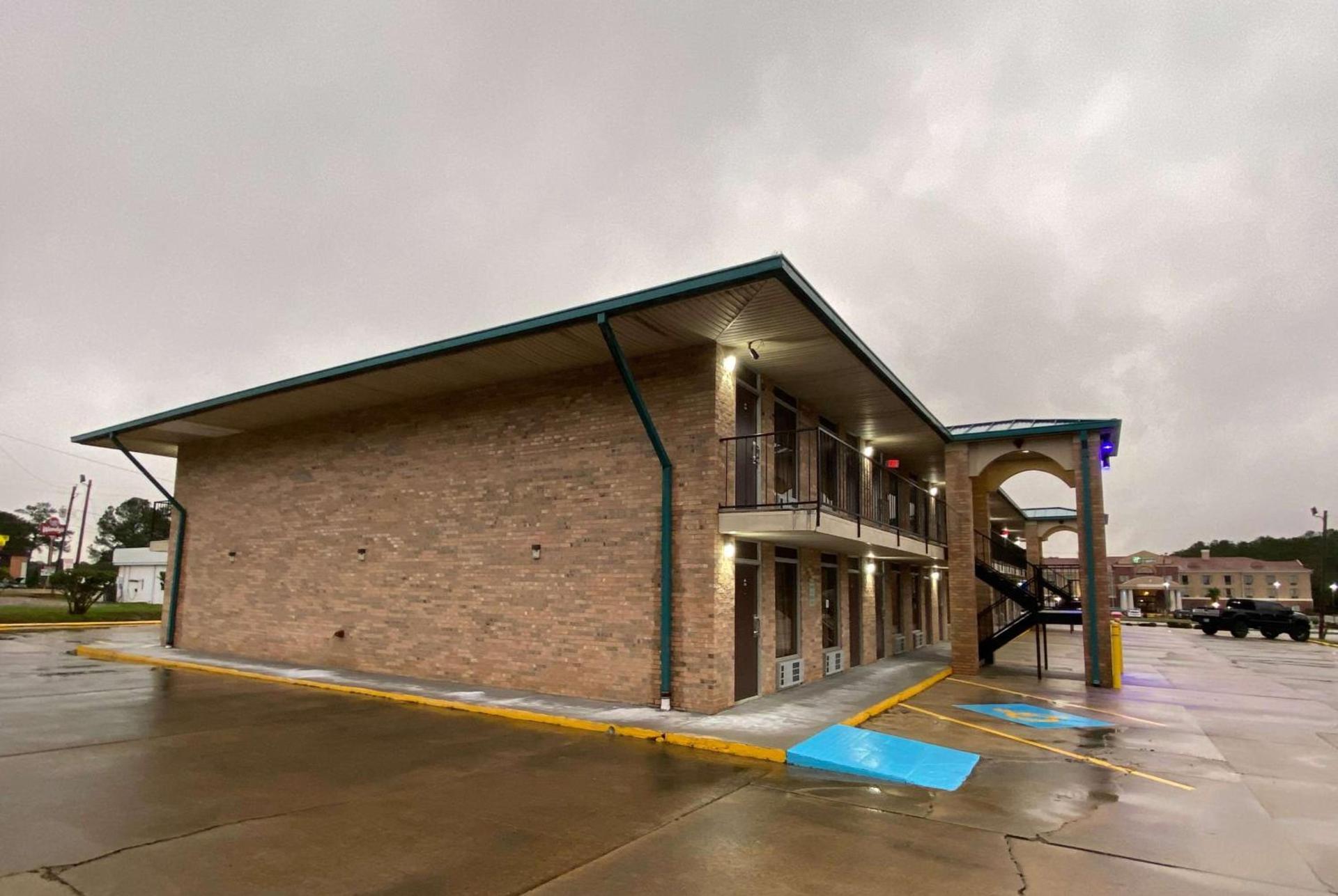Days Inn by Wyndham Forest photo 14