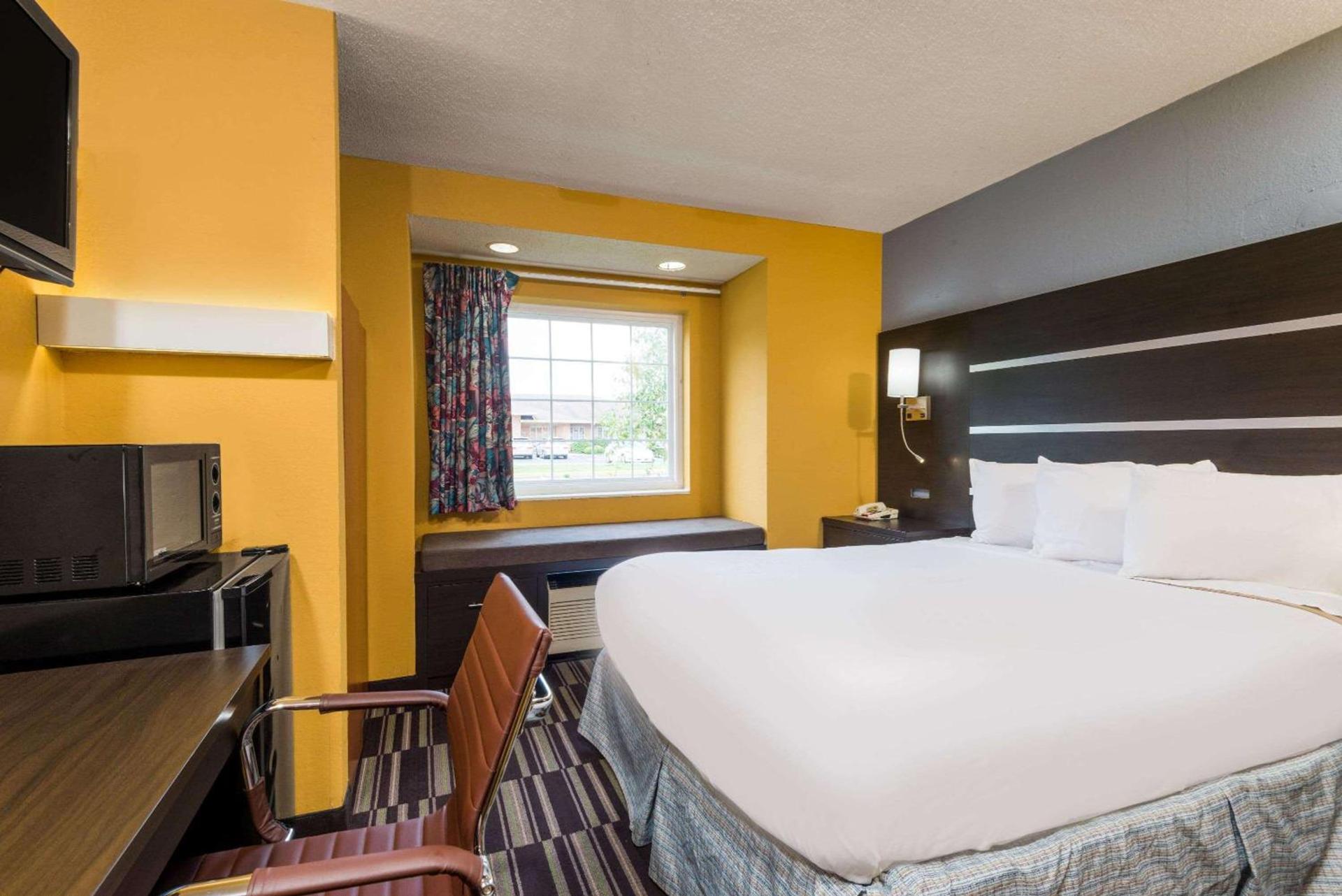 Microtel Inn & Suites by Wyndham Riverside photo 27