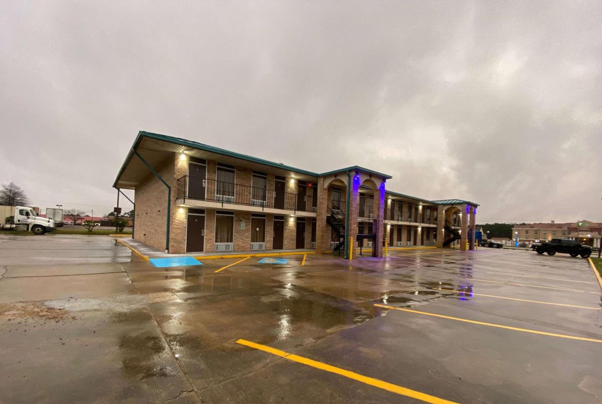 Days Inn by Wyndham Forest photo 12