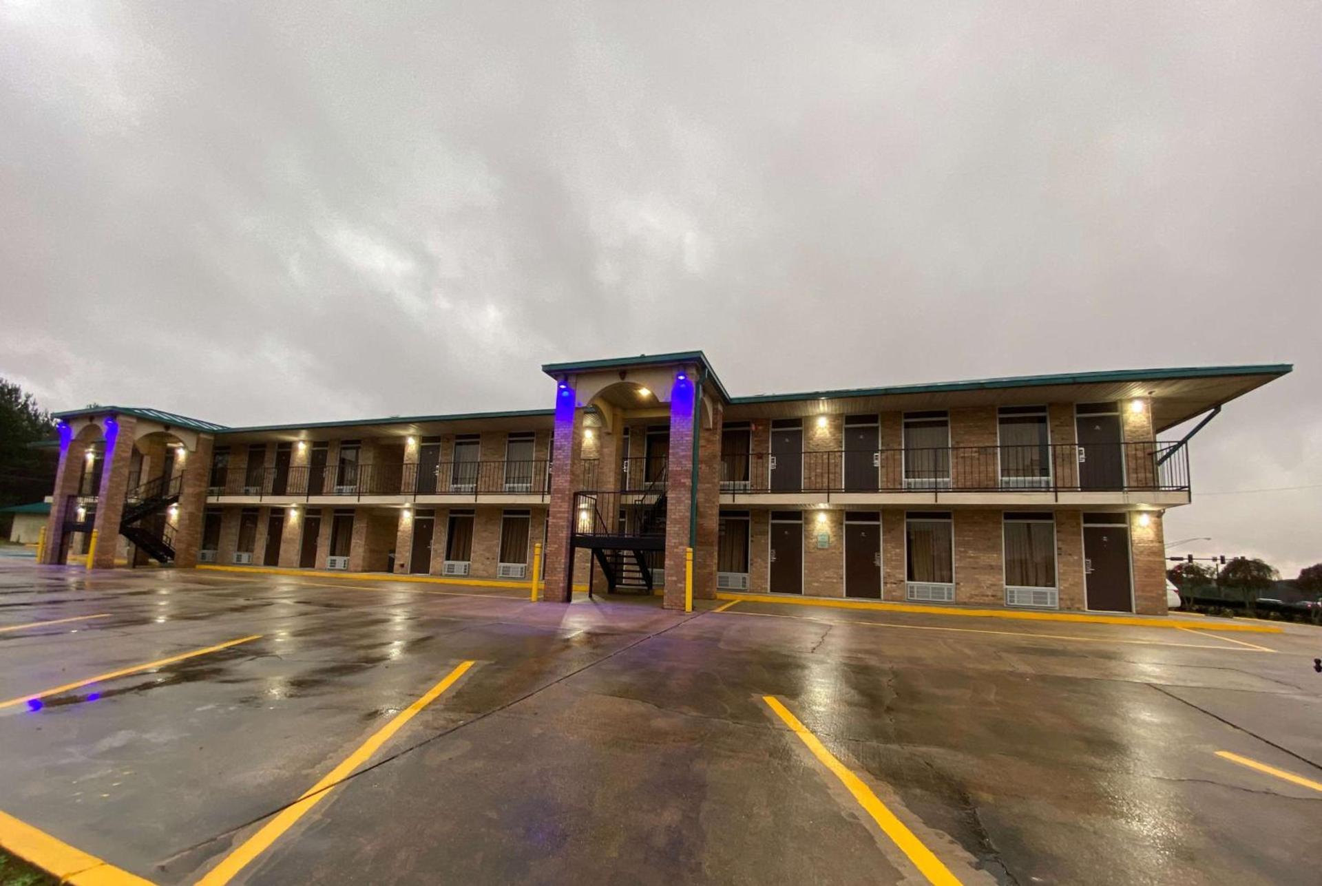 Days Inn by Wyndham Forest photo 11
