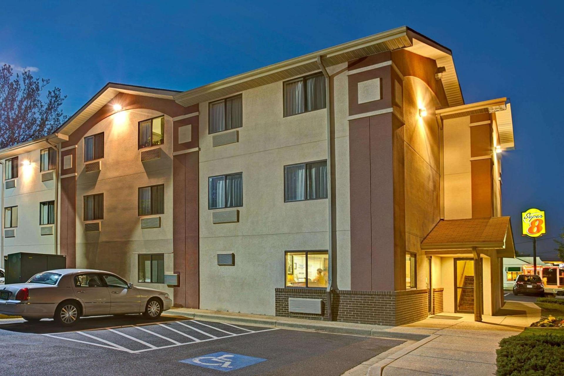 Super 8 by Wyndham College Park Wash DC Area photo 2