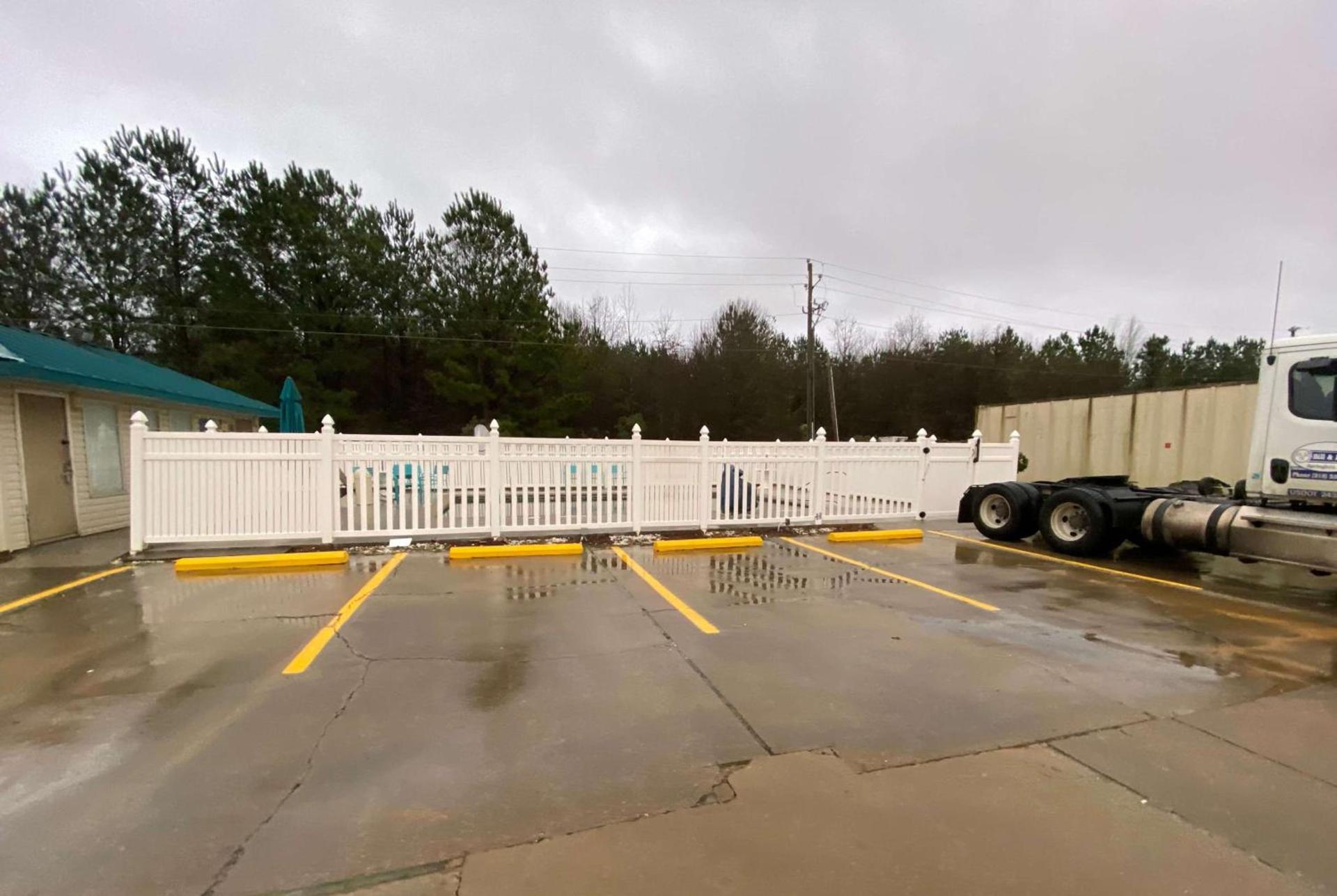 Days Inn by Wyndham Forest photo 10
