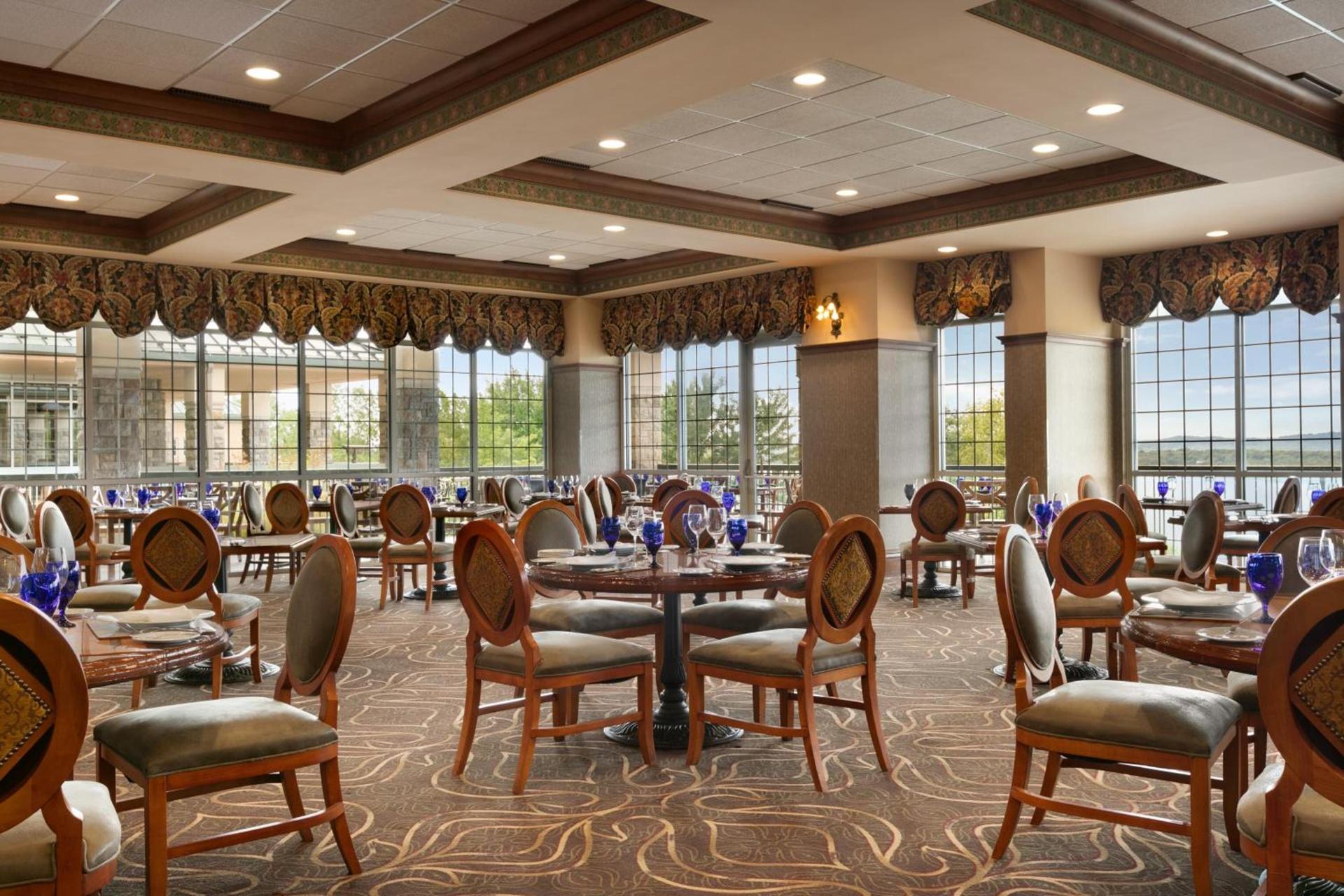 Chateau on the Lake Resort Spa and Convention Center photo 24