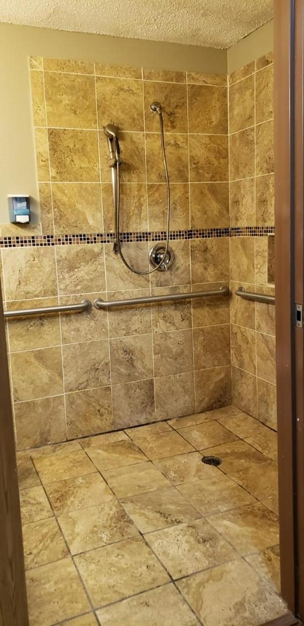 Express Inn & Suites San Antonio near SeaWorld - Medical Center photo 45