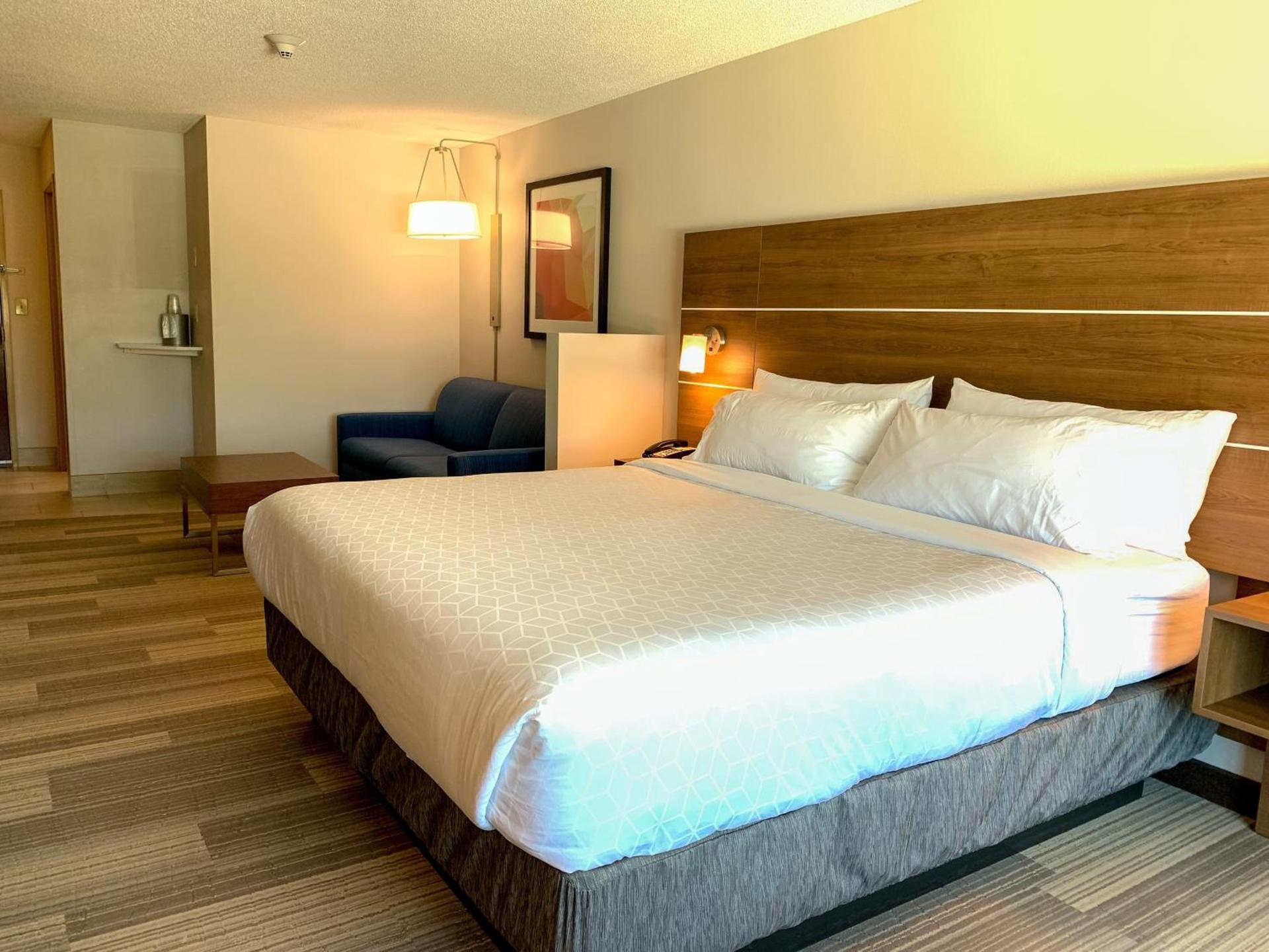 Holiday Inn Express & Suites Lexington Downtown Area-Keeneland by IHG photo 41