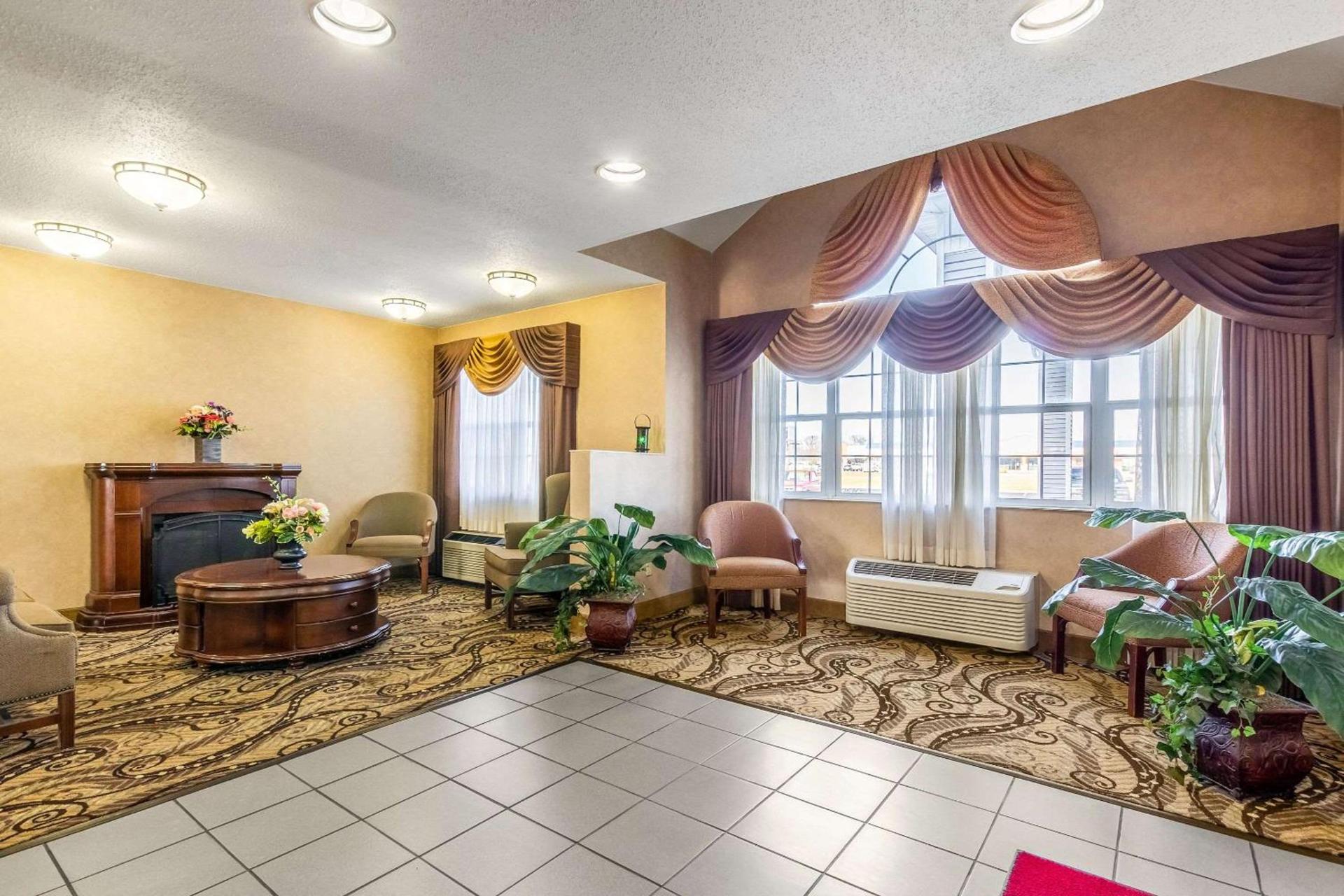 Econo Lodge Inn & Suites Evansville East photo 5