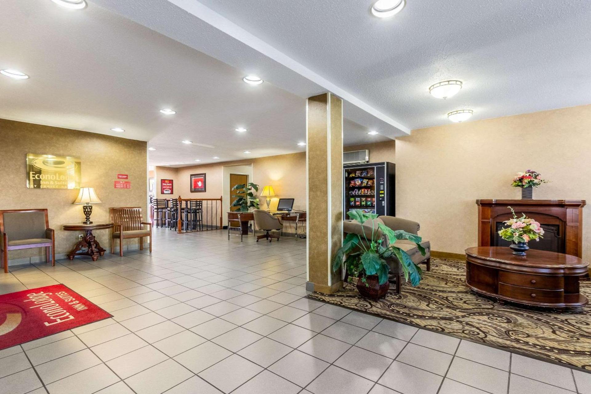 Econo Lodge Inn & Suites Evansville East photo 4